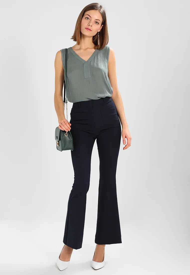 Kaffe Amber Top Dusty Jade Crinkle V-Neck Ärmellose Bluse – Pintuck Rücken Relaxed Fit | Damen