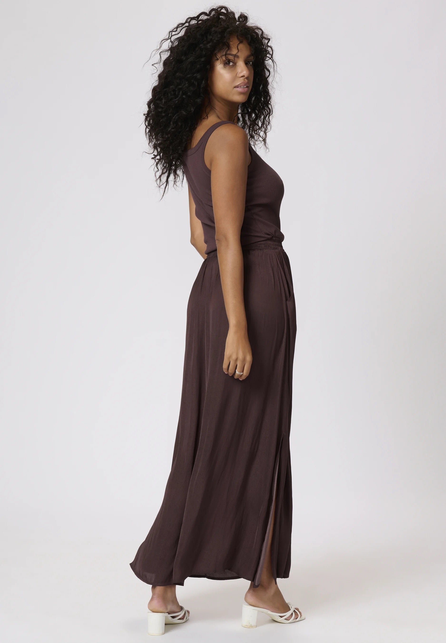 Kaffe KAallie Fudge Brown Plissierter Maxi-Rock aus Satin – Gummibund Seitentasche Seitenschlitz | Damen