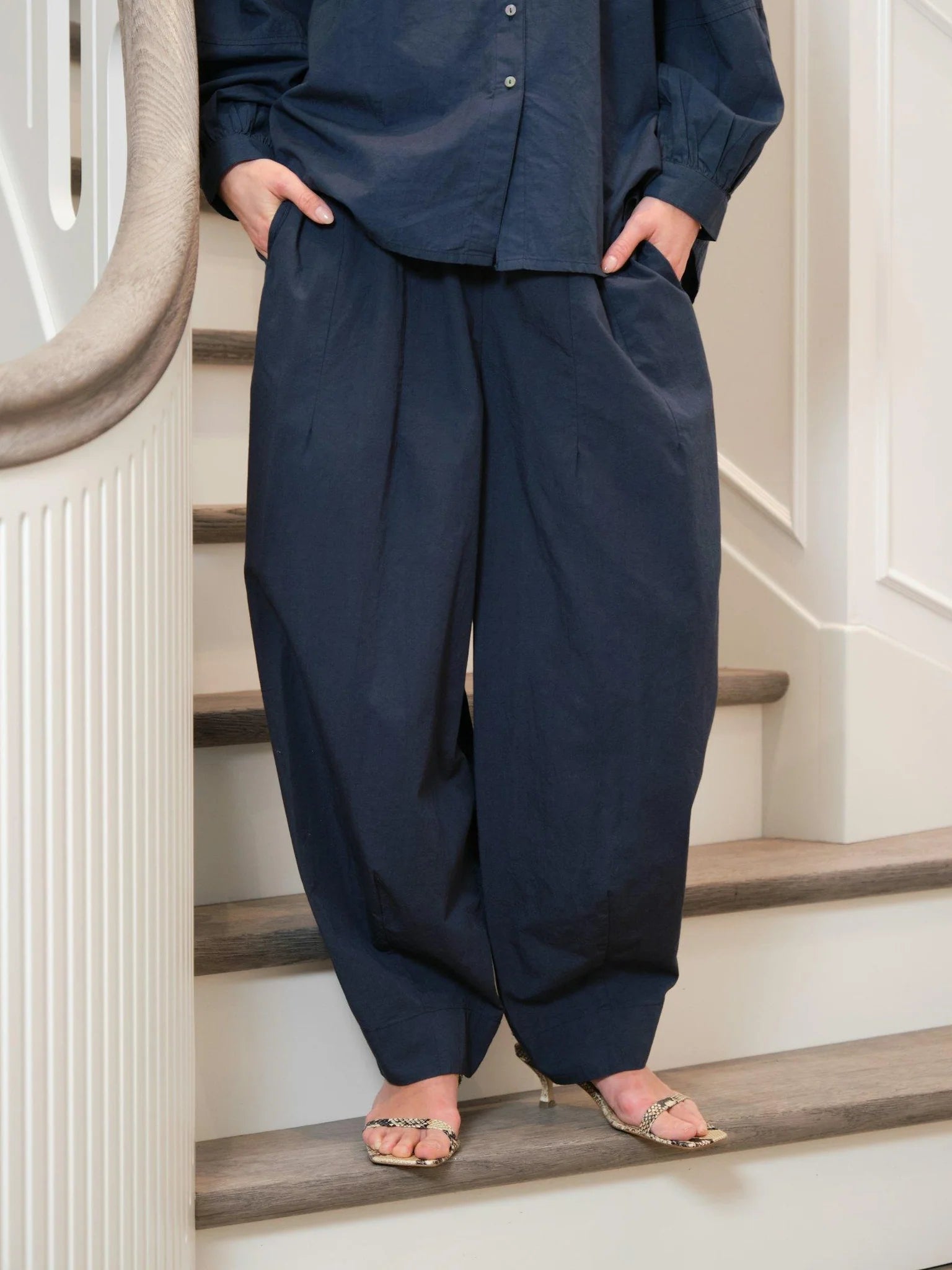 Neo Noir Prina C Navy Popeline Ballontrouser – Elastischer Bund mit Kordelzug | Damen