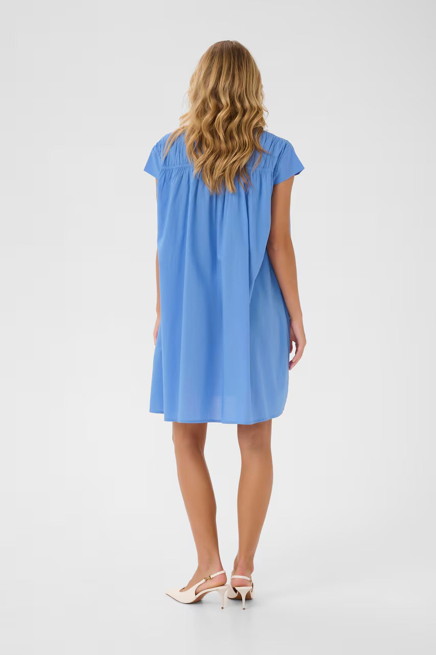 Kaffe KAThua Azure Blue V-Ausschnitt Minikleid mit Raffungen – Locker geschnitten, kurze Ärmel, Taschen | Damen