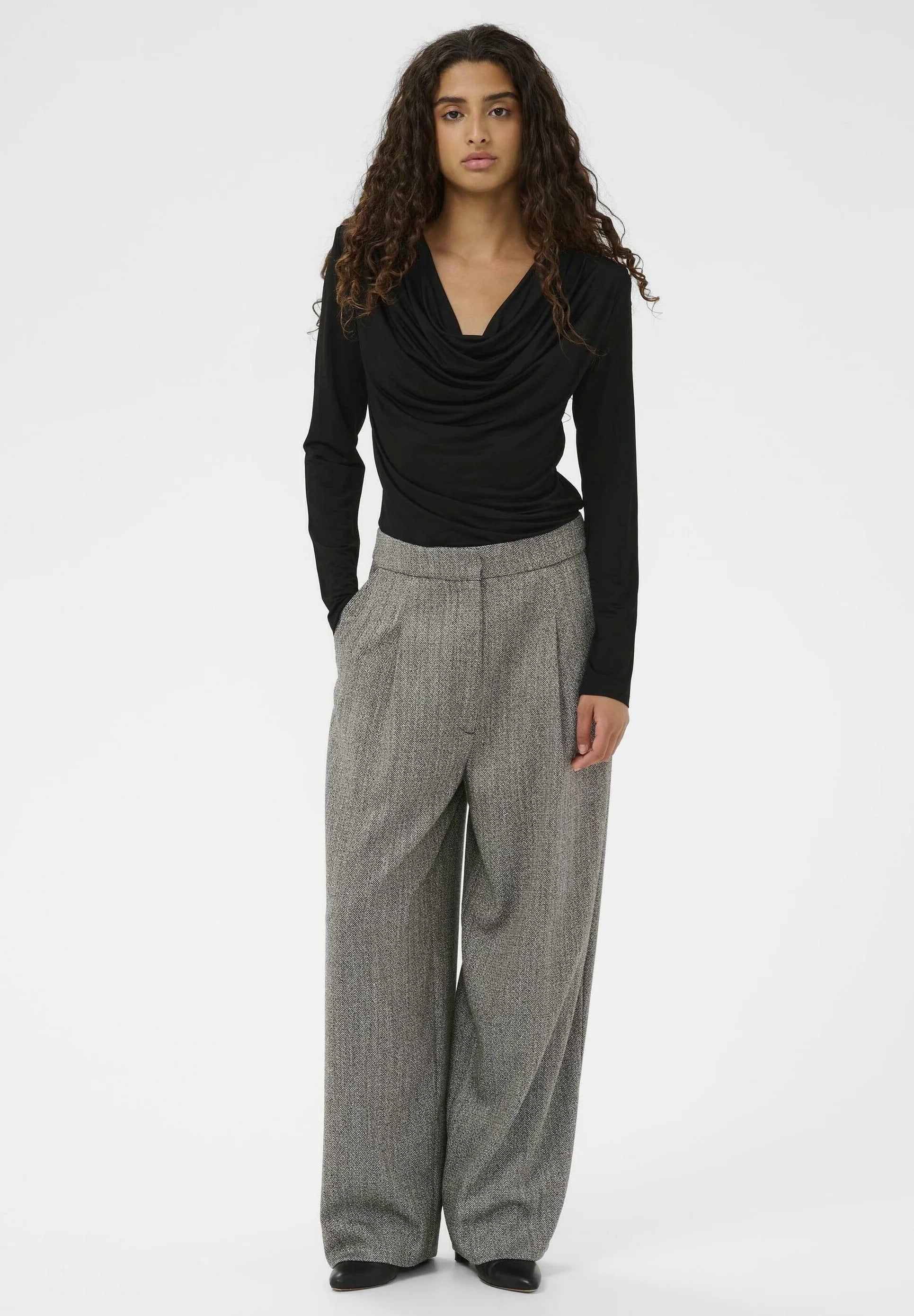 Gebadet in Luxus SLHanadi Drape Top LS