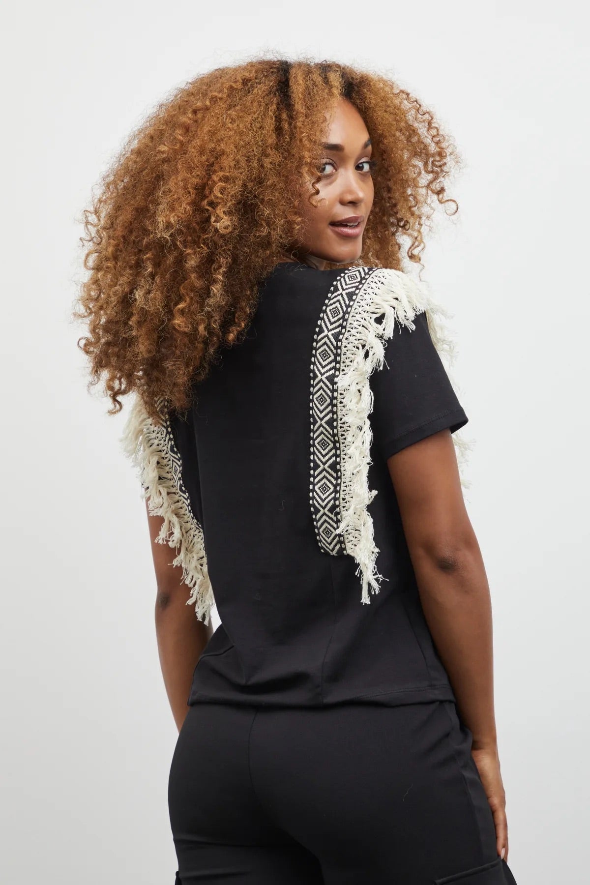 Sorbet Santi T-Shirt mit geometrischem Besatz und Fransen