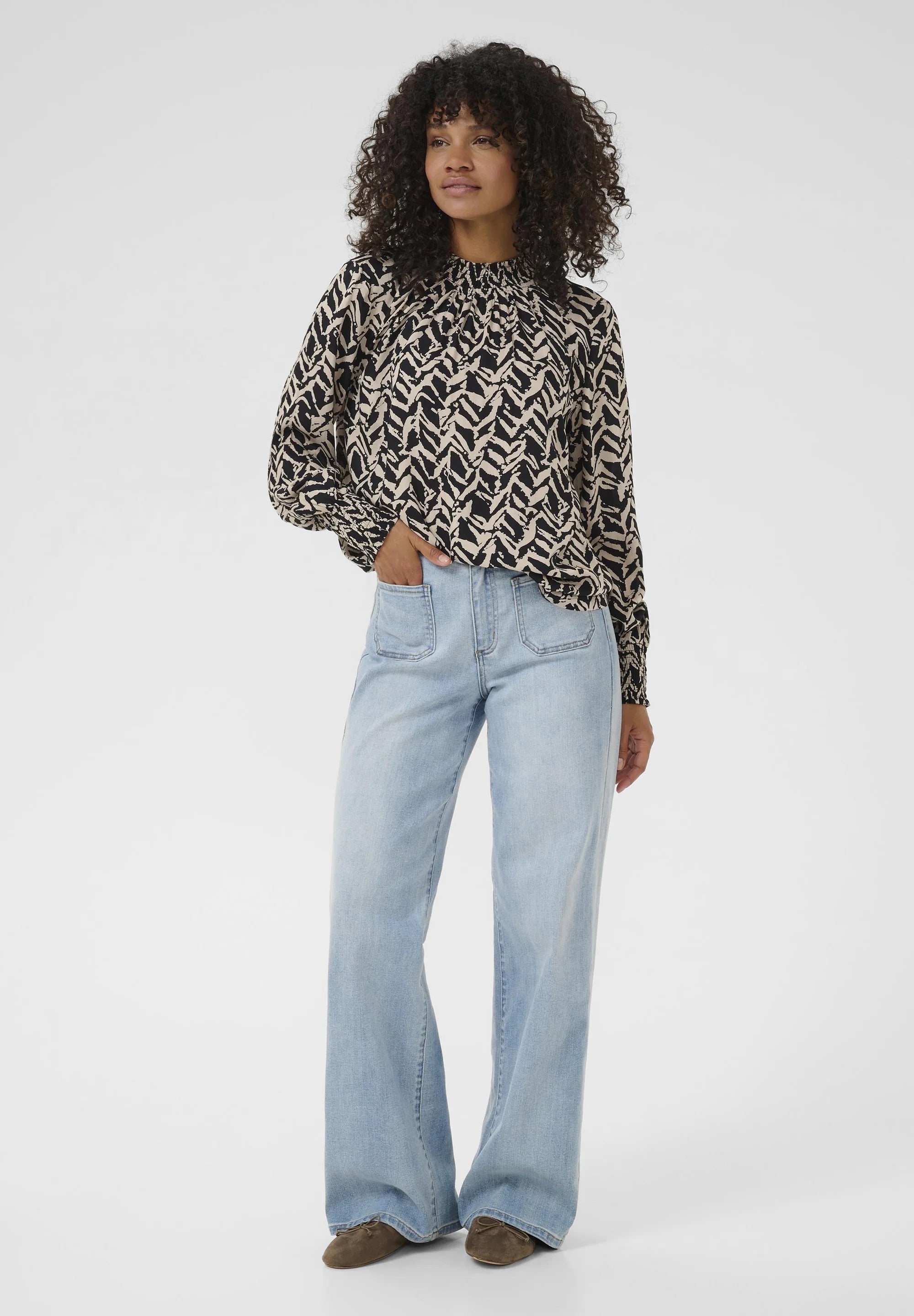 Kaffe KAdina Bluse mit hohem Halsausschnitt, gesmokt, Schwarz-Creme, Zebra-Print, lange Puffärmel, gesmokte Manschetten | Damen