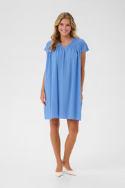 Kaffe KAThua Azure Blue V-Ausschnitt Minikleid mit Raffungen – Locker geschnitten, kurze Ärmel, Taschen | Damen