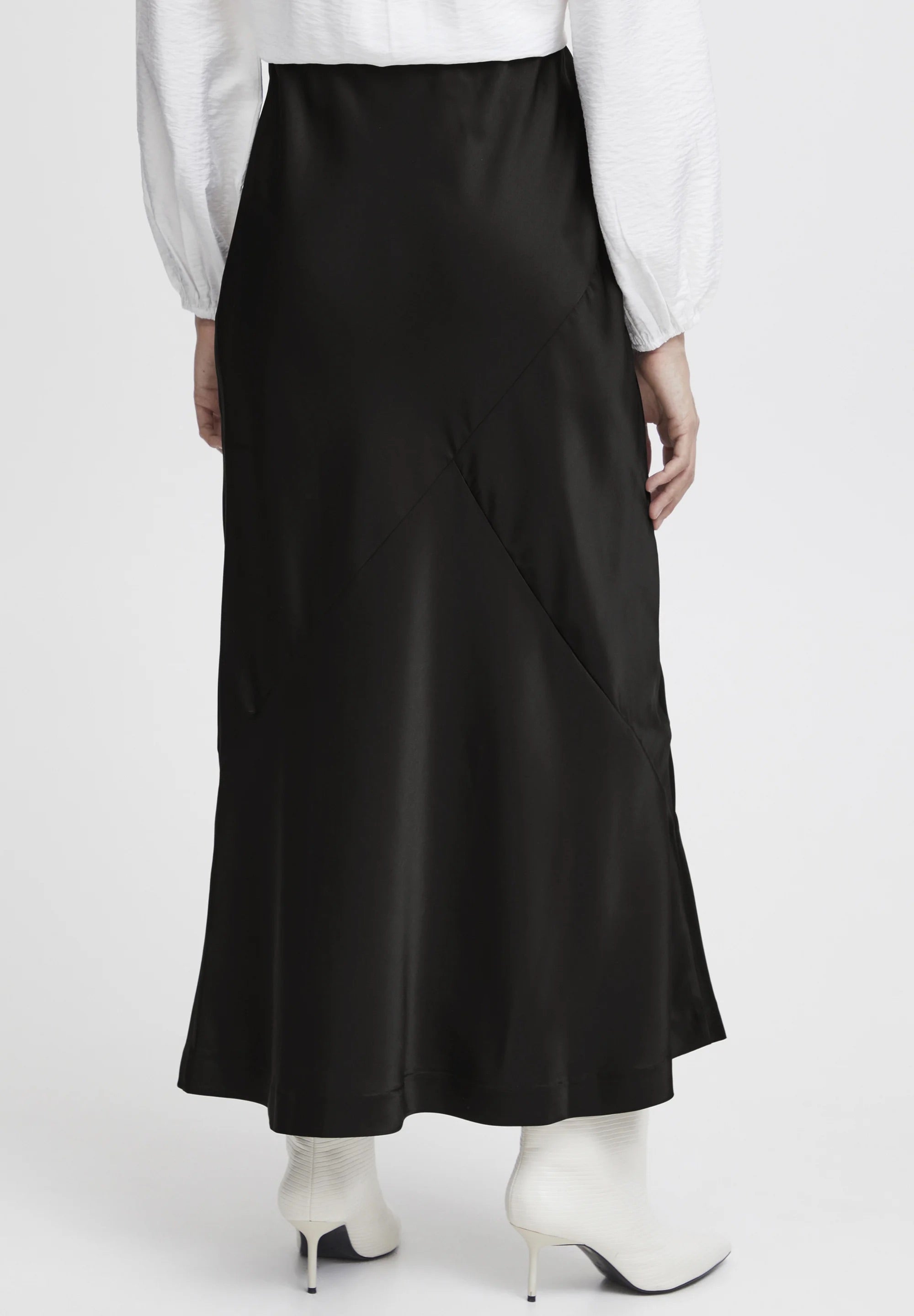 b.young Bydolora Satin-Midirock mit schrägem Schnitt - Schwarz