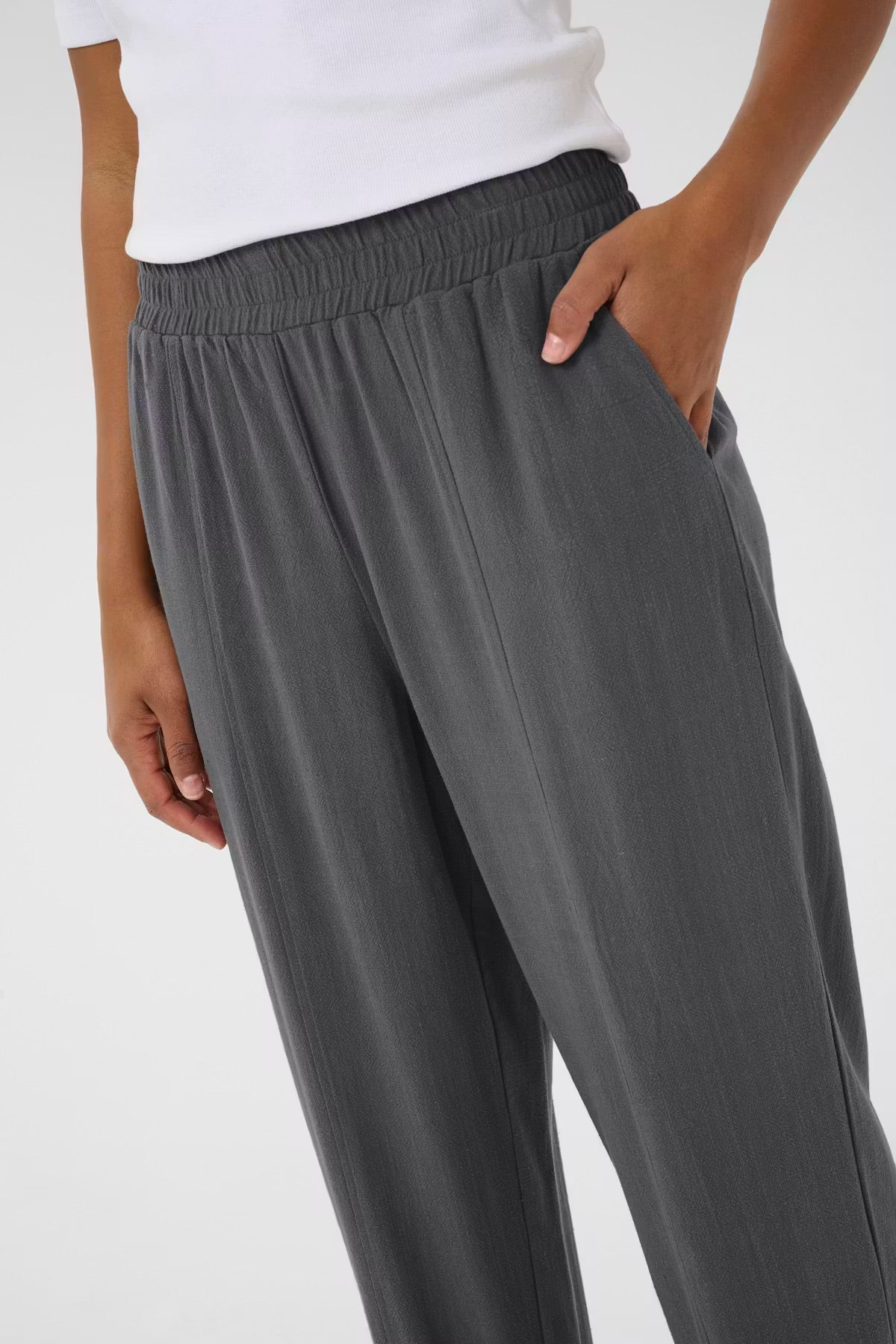 Kaffe KAliny Anthrazitgraue Hose – Elastischer Bund mit Smockdetail Seitentaschen | Damen