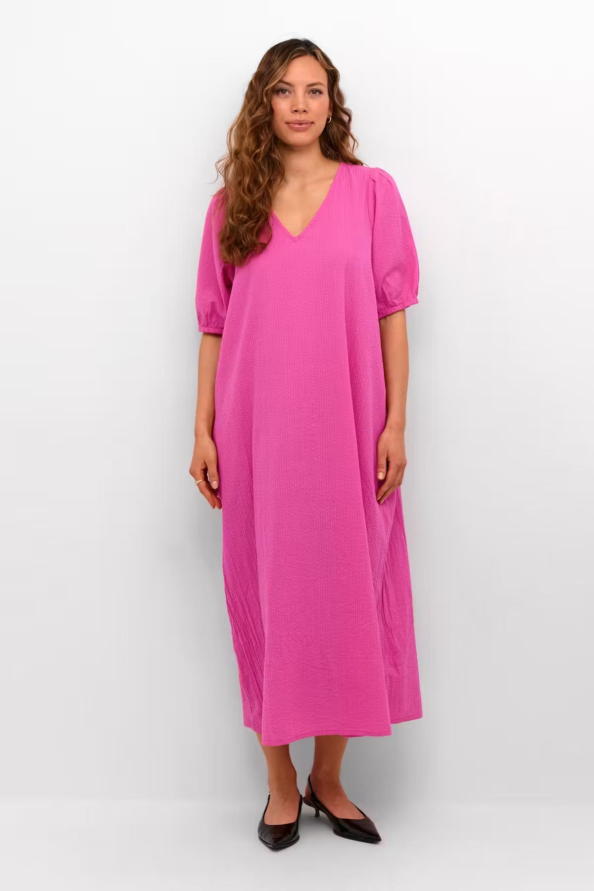 Kaffe KAlinn Maxikleid in Hot Pink – V-Ausschnitt Puffärmel 3/4 Seitentaschen Oversized Passform | Damen