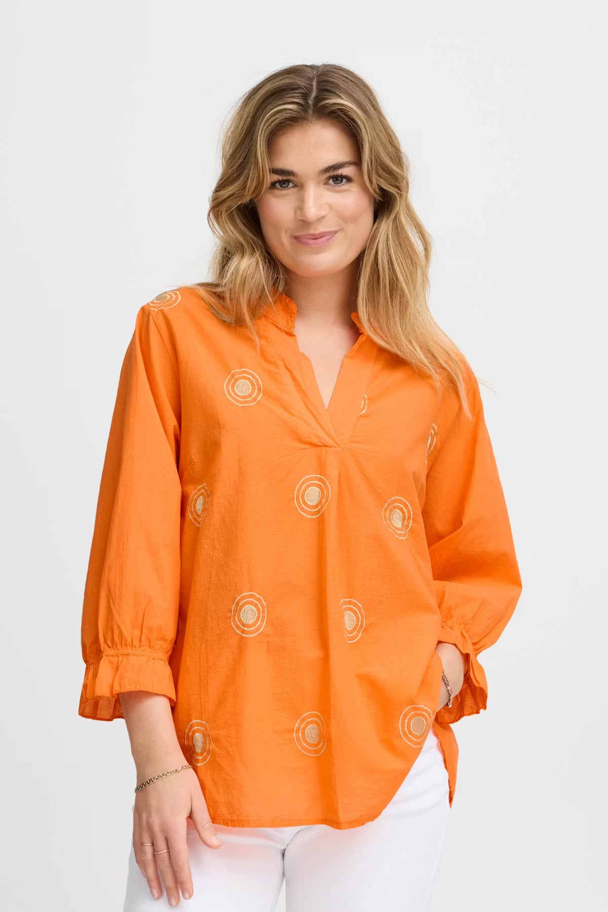 Sorbet Gilsa bestickte Bluse mit V-Ausschnitt in Mandarinenorange