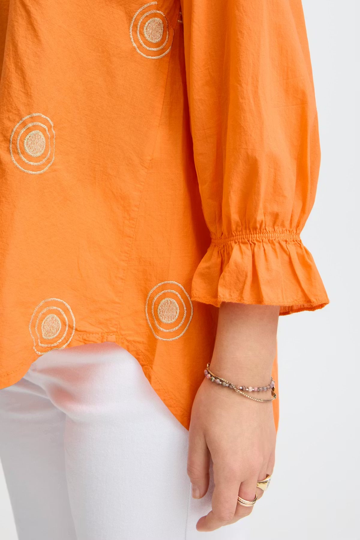 Sorbet Gilsa bestickte Bluse mit V-Ausschnitt in Mandarinenorange