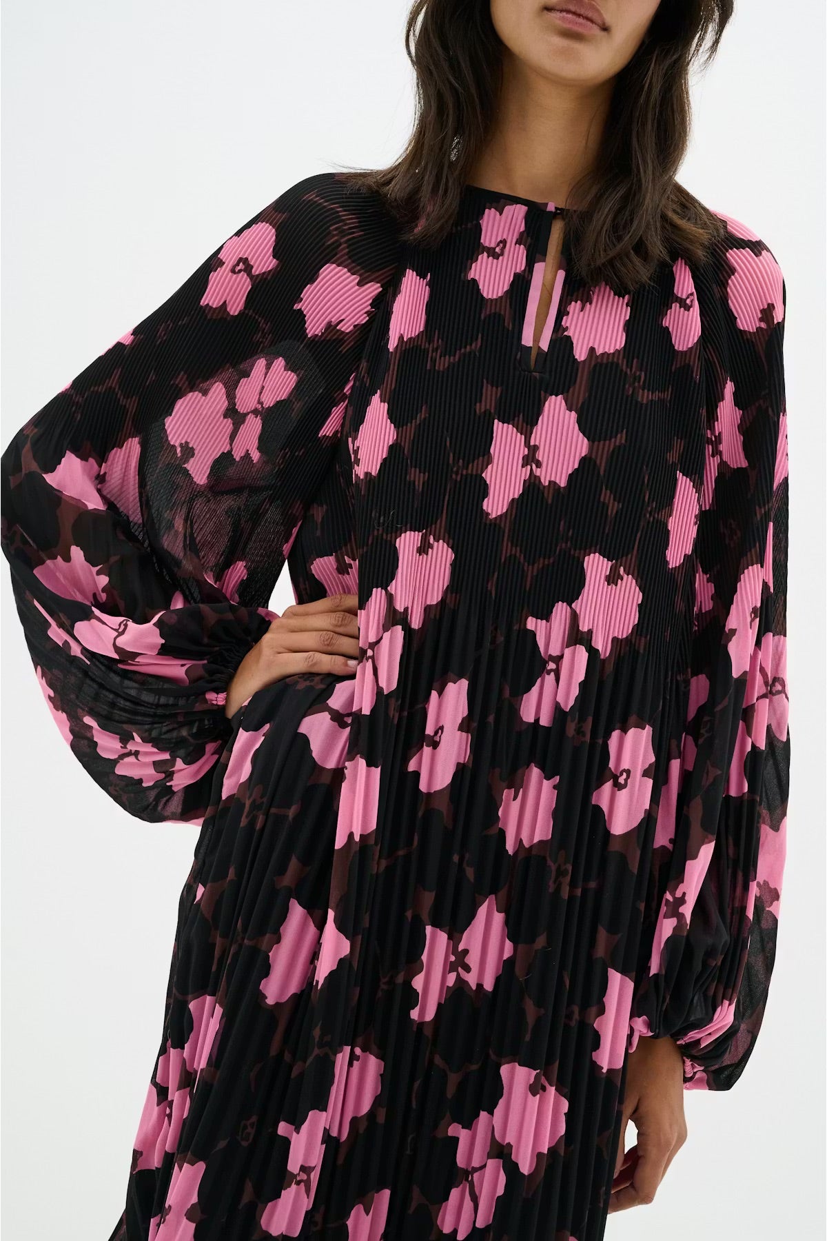 InWear MendraIW Kurzes Kleid - Rosa plissiertes Kleid mit Blumenmuster