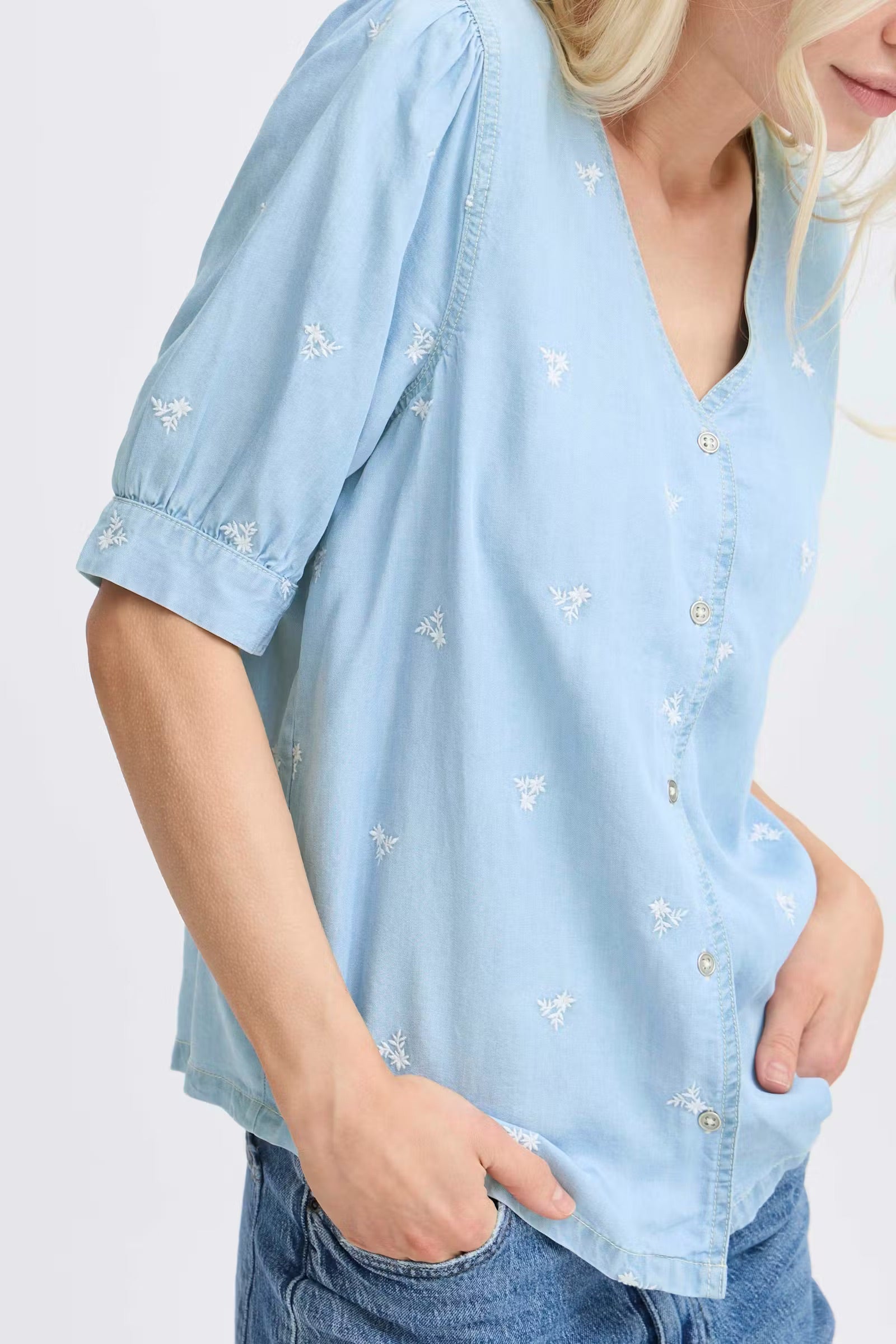 b.young Bykosmo Bluse mit Blumenstickerei - Hellblau