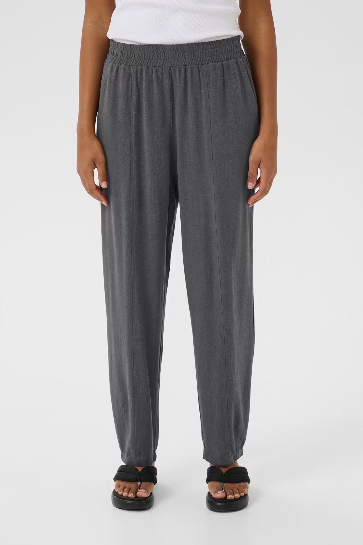 Kaffe KAliny Anthrazitgraue Hose – Elastischer Bund mit Smockdetail Seitentaschen | Damen