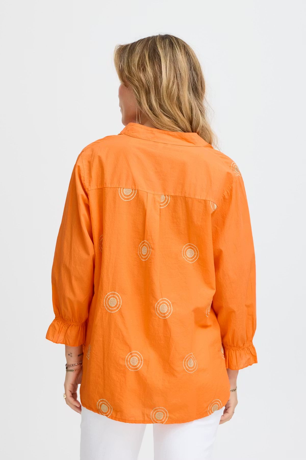 Sorbet Gilsa bestickte Bluse mit V-Ausschnitt in Mandarinenorange