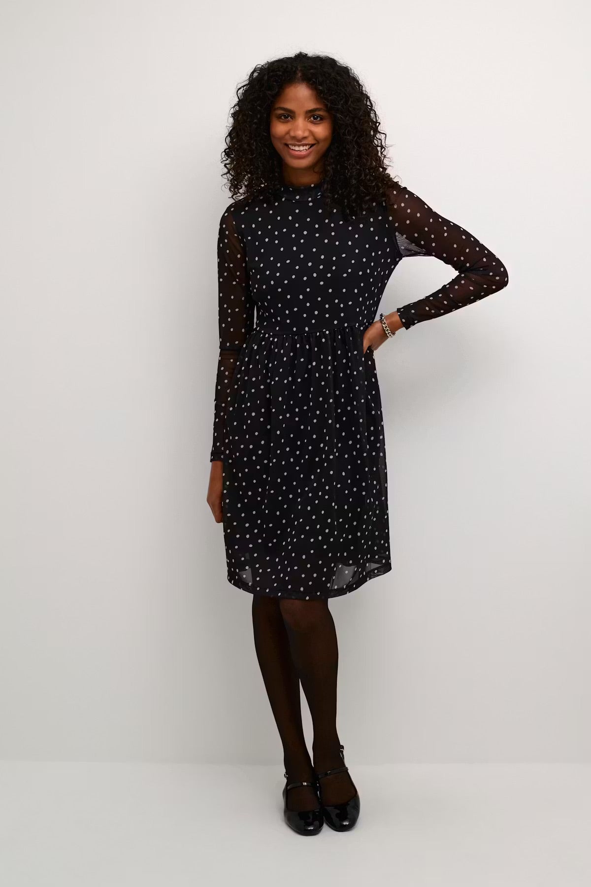 Kaffe KAjohanne Mesh-Kleid mit schwarzen und weißen Tupfen – hochgeschlossen, durchsichtige lange Ärmel, gestuft | Damen
