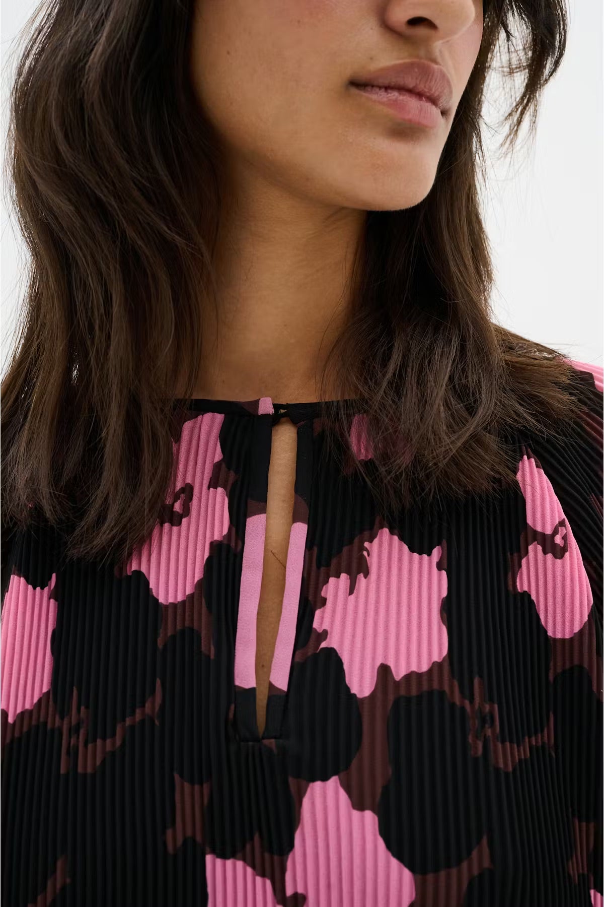 InWear MendraIW Kurzes Kleid - Rosa plissiertes Kleid mit Blumenmuster