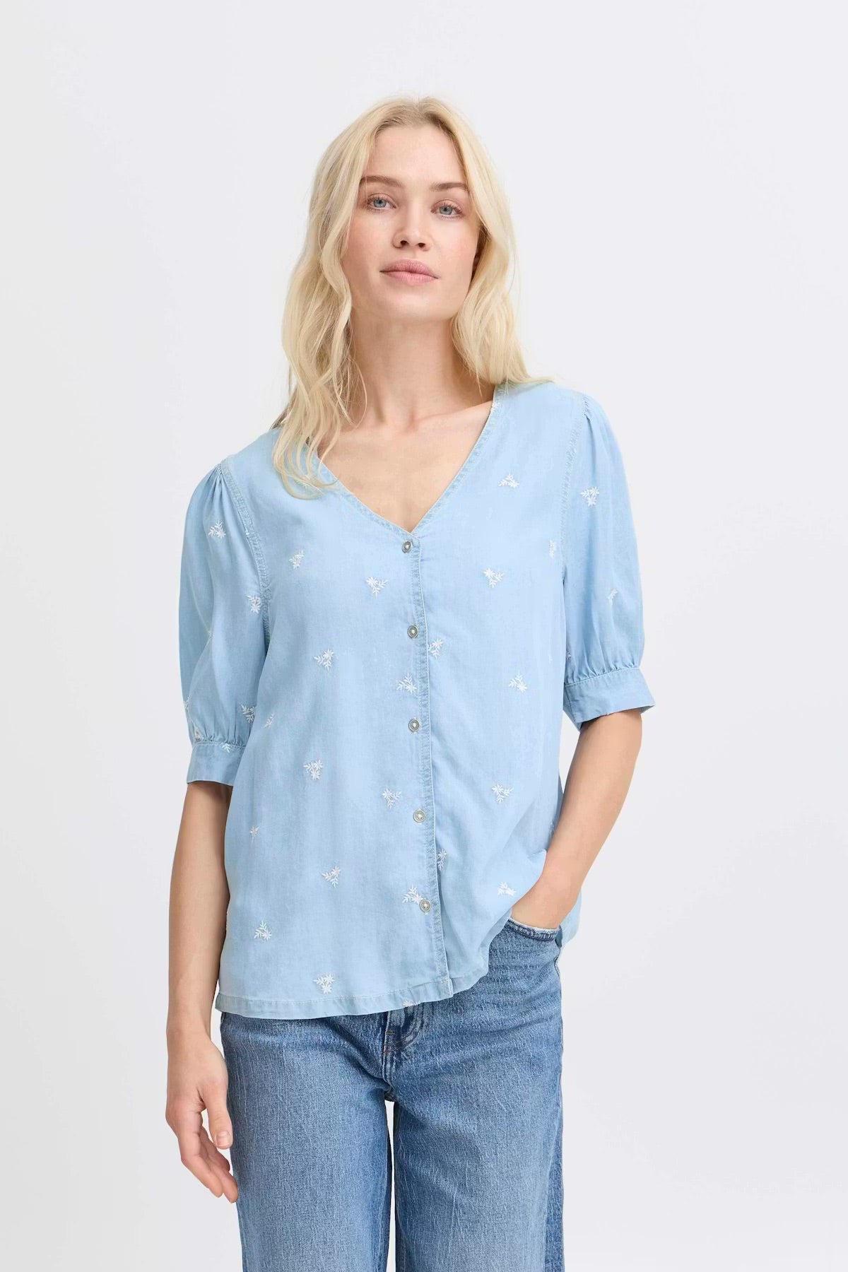 b.young Bykosmo Bluse mit Blumenstickerei - Hellblau