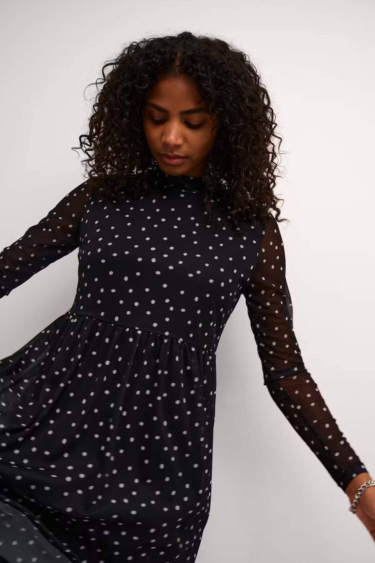 Kaffe KAjohanne Mesh-Kleid mit schwarzen und weißen Tupfen – hochgeschlossen, durchsichtige lange Ärmel, gestuft | Damen
