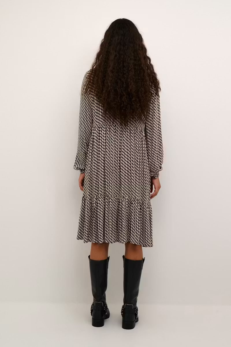 Kaffe KAamber Cream Black Geometric Cube Smocked High Neck Midi Dress – Lange Puffärmel, Stufenrüschensaum | Damen