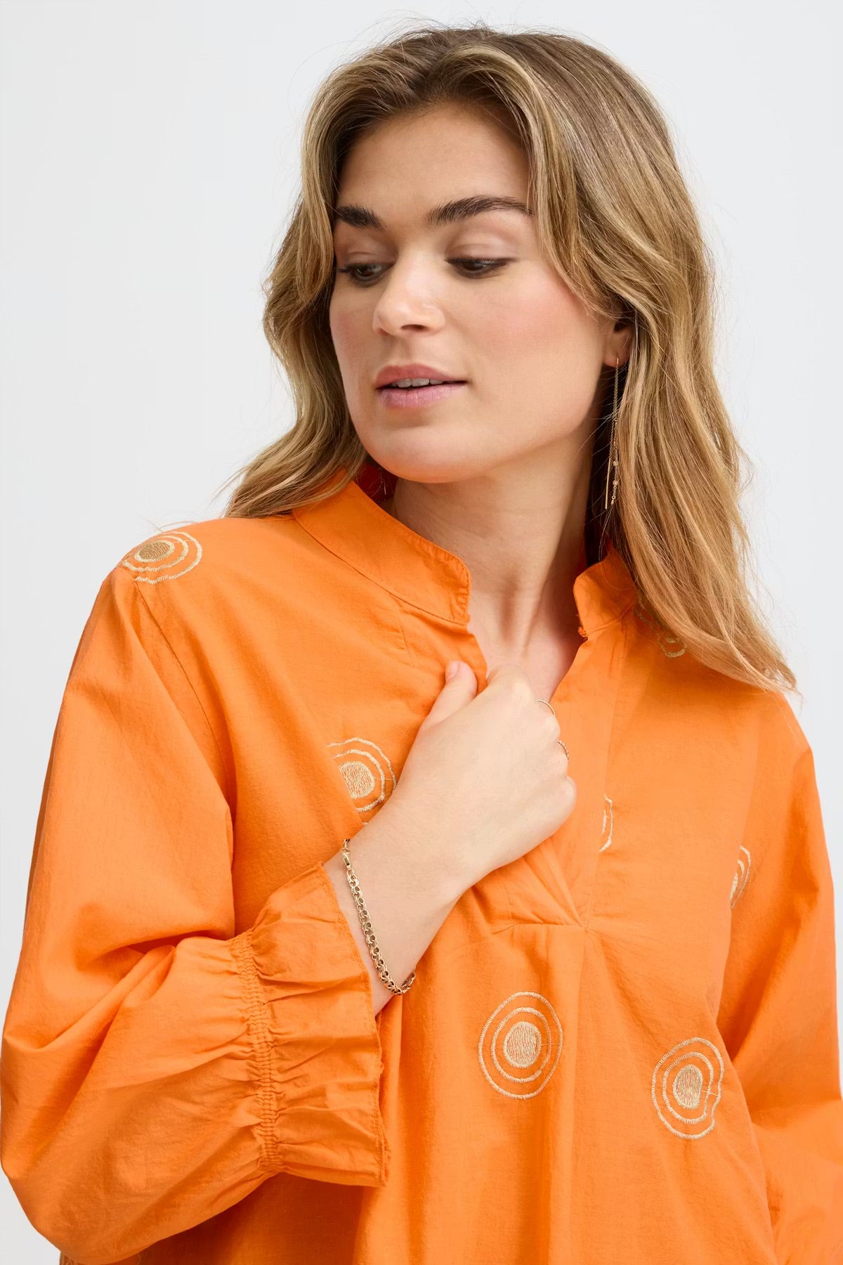 Sorbet Gilsa bestickte Bluse mit V-Ausschnitt in Mandarinenorange