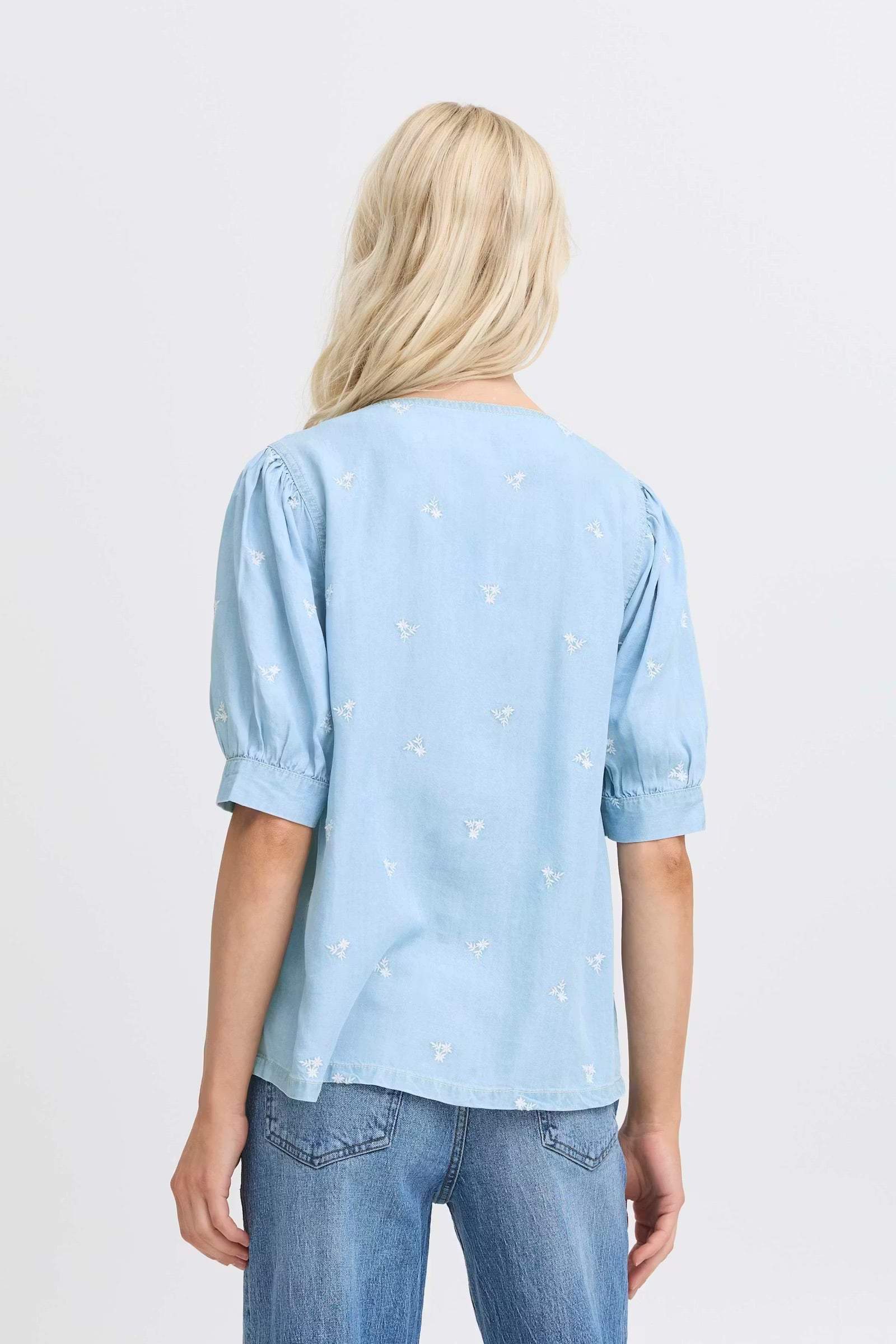 b.young Bykosmo Bluse mit Blumenstickerei - Hellblau