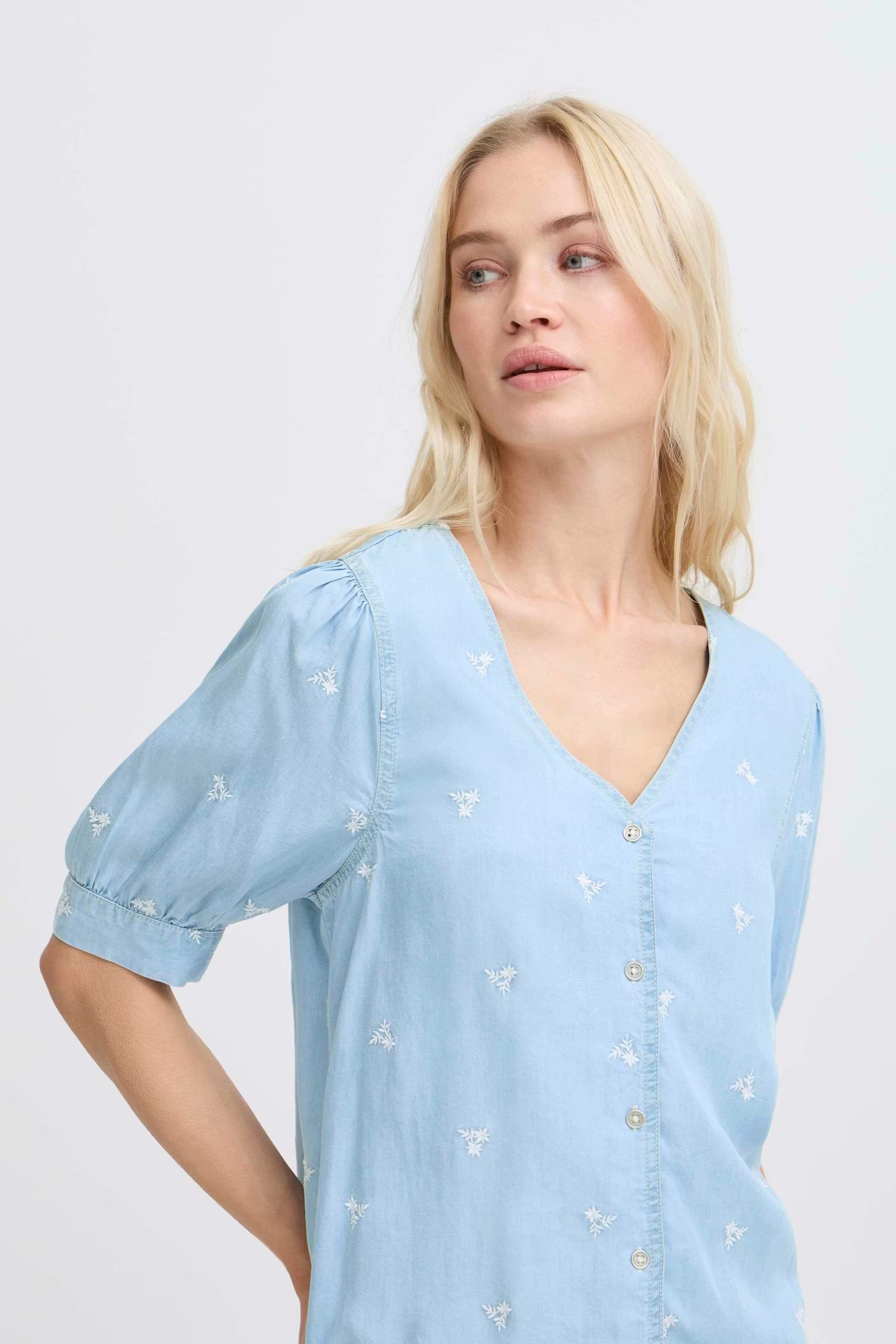 b.young Bykosmo Bluse mit Blumenstickerei - Hellblau