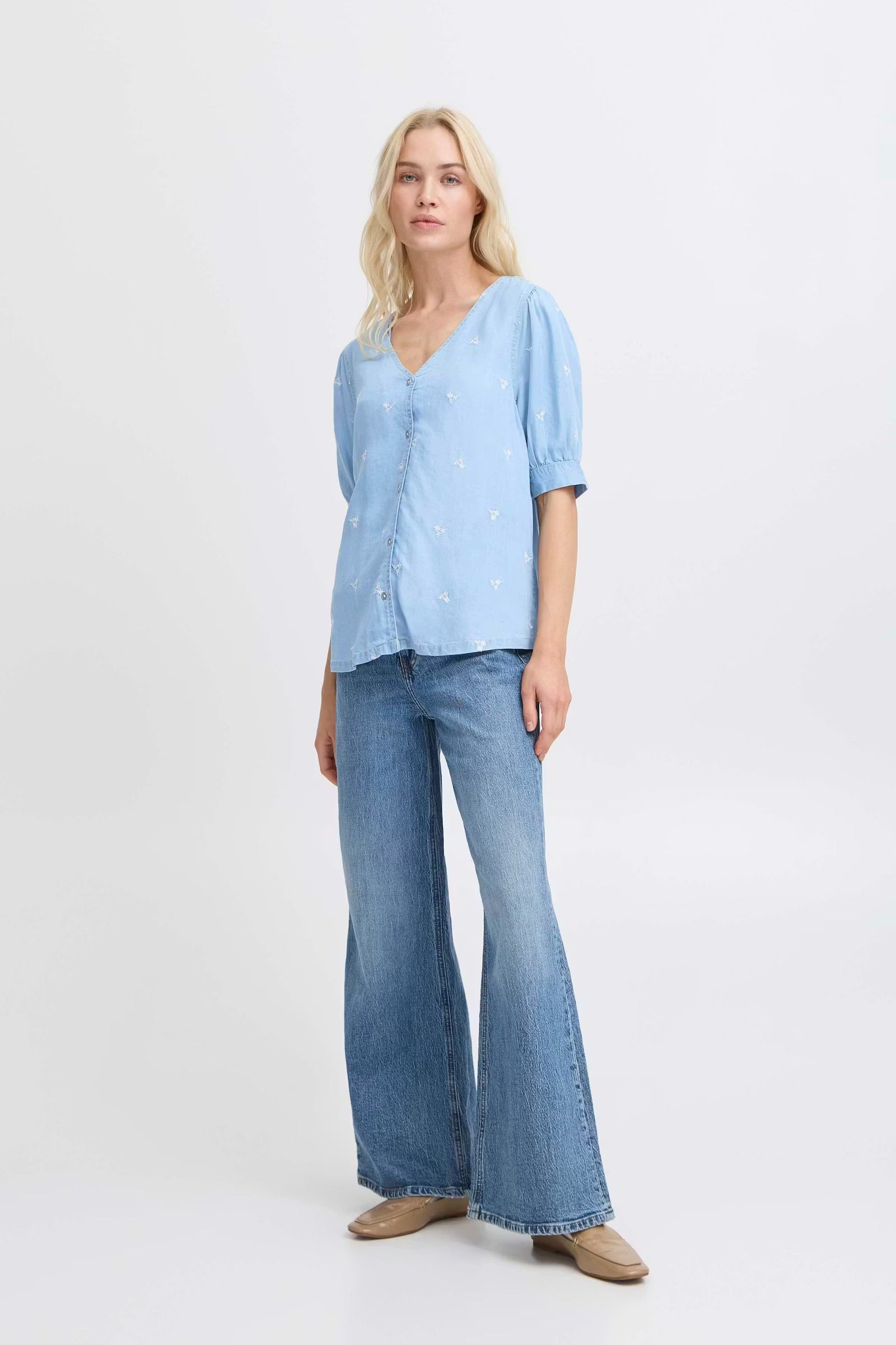 b.young Bykosmo Bluse mit Blumenstickerei - Hellblau