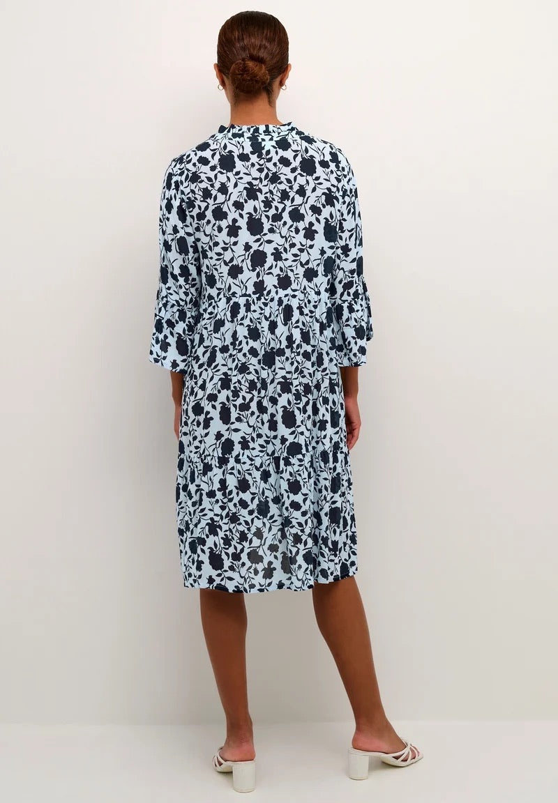 Kaffe KAisolde Midikleid mit Blumenmuster in Eisblau Navy – Rüschenkragen 3/4-Glöckchenärmel Stufenrocksaum | Damen
