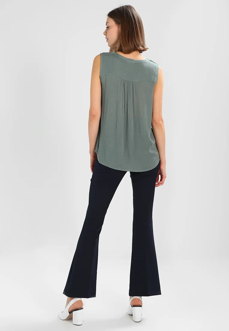 Kaffe Amber Top Dusty Jade Crinkle V-Neck Ärmellose Bluse – Pintuck Rücken Relaxed Fit | Damen