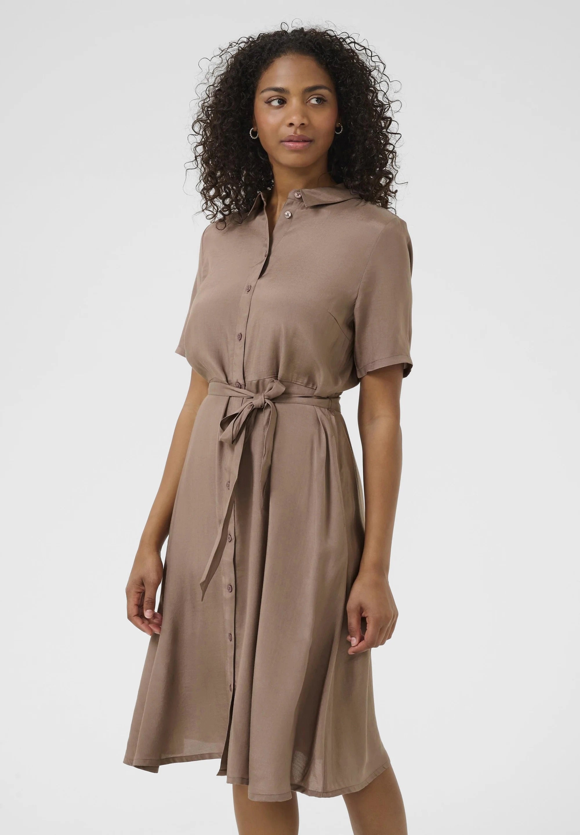 Kaffe KAemine Mocha Brown Satin Hemdblusenkleid – Kentkragen Knopfleiste vorne Bindegürtel Midi | Damen