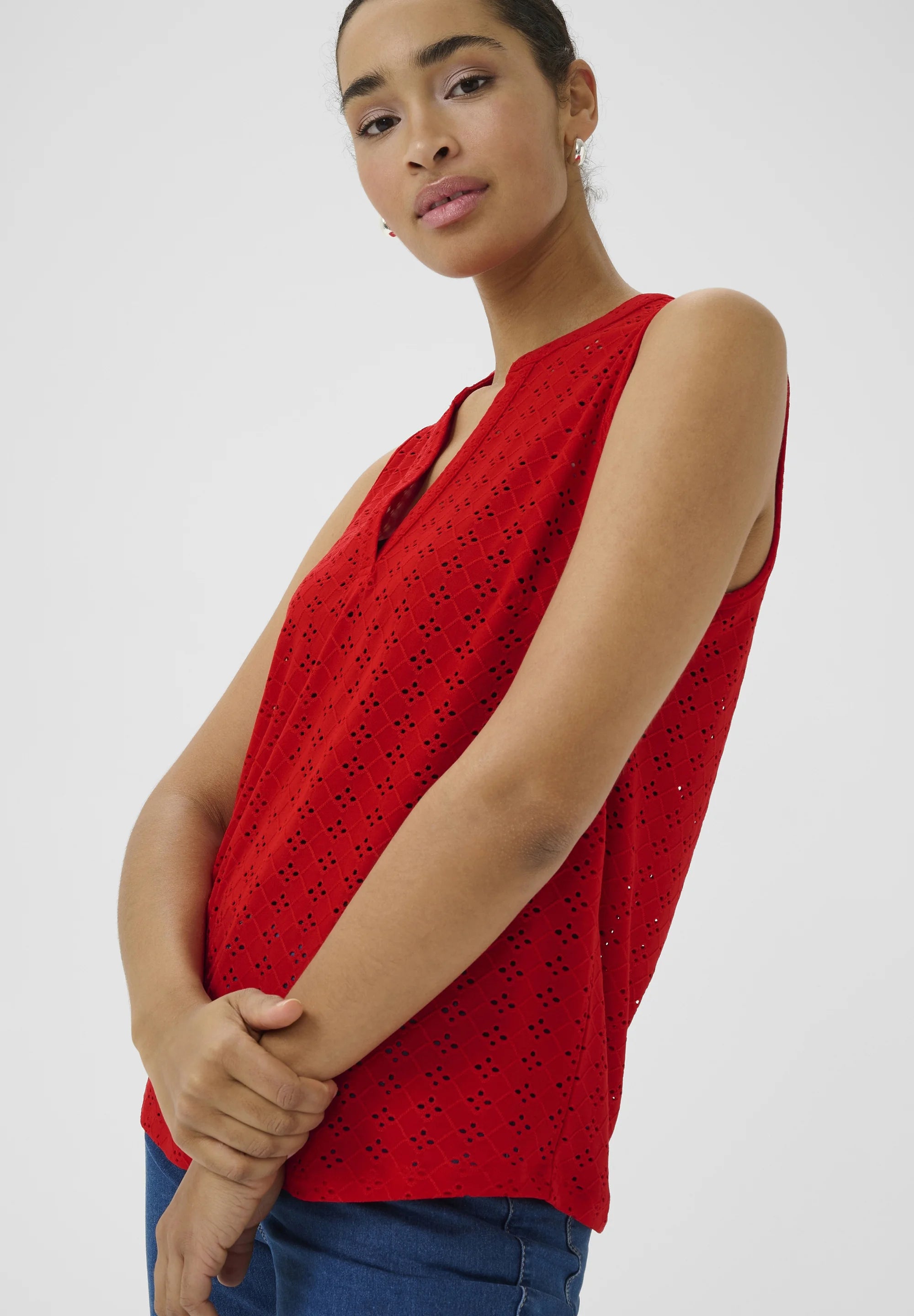 Kaffe KACARRIE Ärmelloses Oberteil aus roter Broderie Anglaise – Split-V-Ausschnitt, lässige Passform | Damen