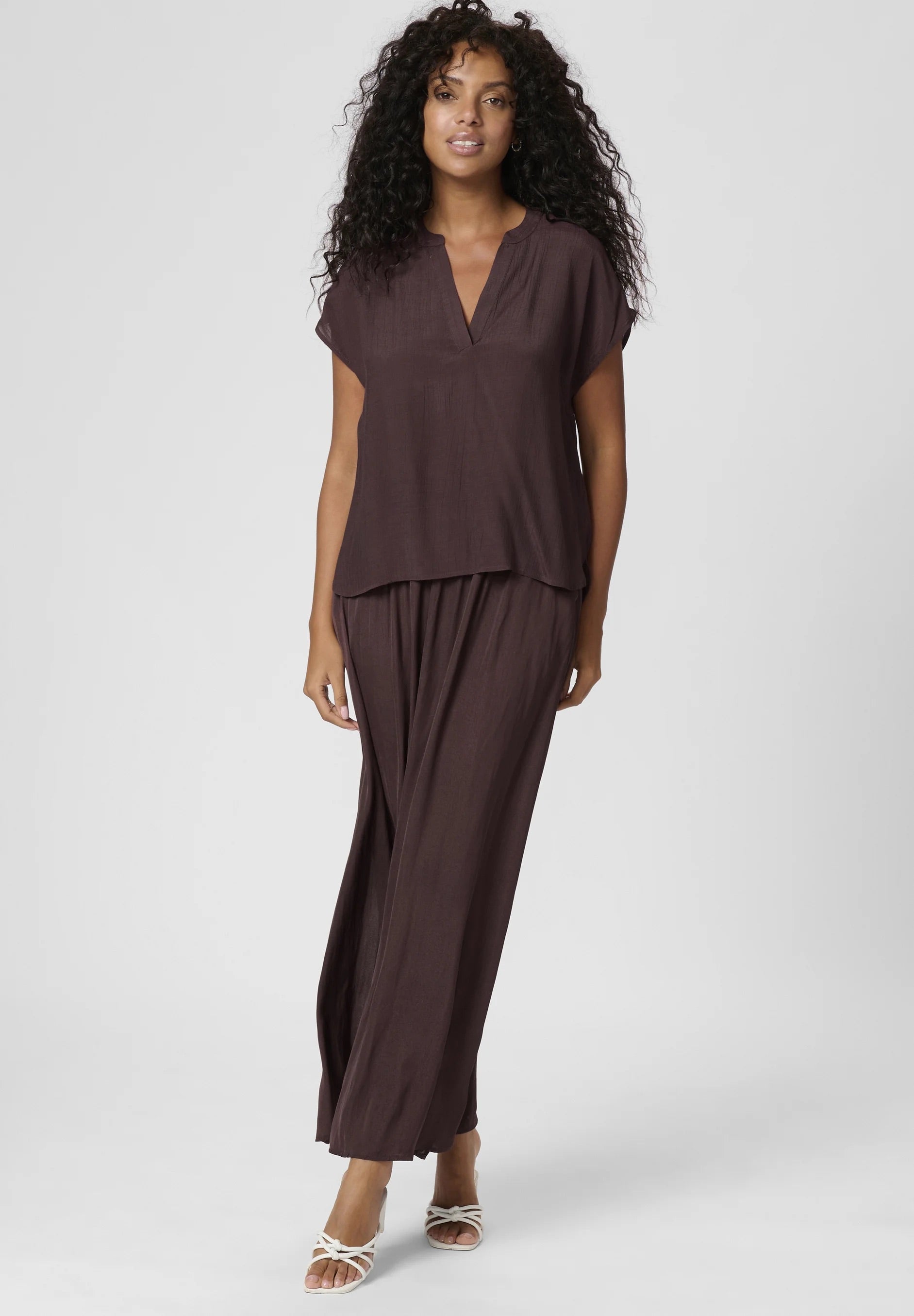 Kaffe KAallie Fudge Brown Plissierter Maxi-Rock aus Satin – Gummibund Seitentasche Seitenschlitz | Damen