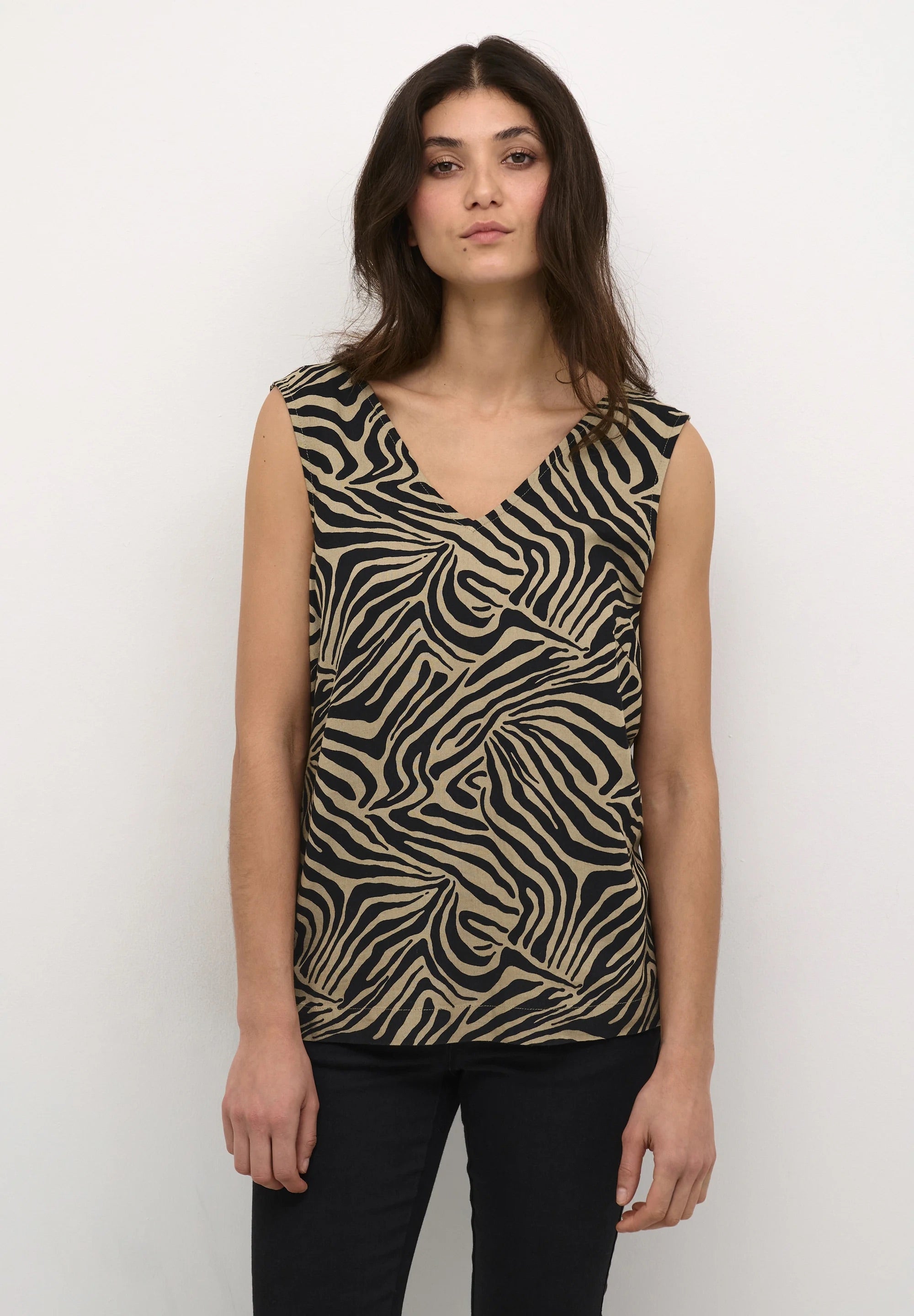 Kaffe KAmilia Sand Black Zebra Animal Print V-Ausschnitt Ärmelloses Top – Doppel-V-Ausschnitt Relaxed Fit | Damen