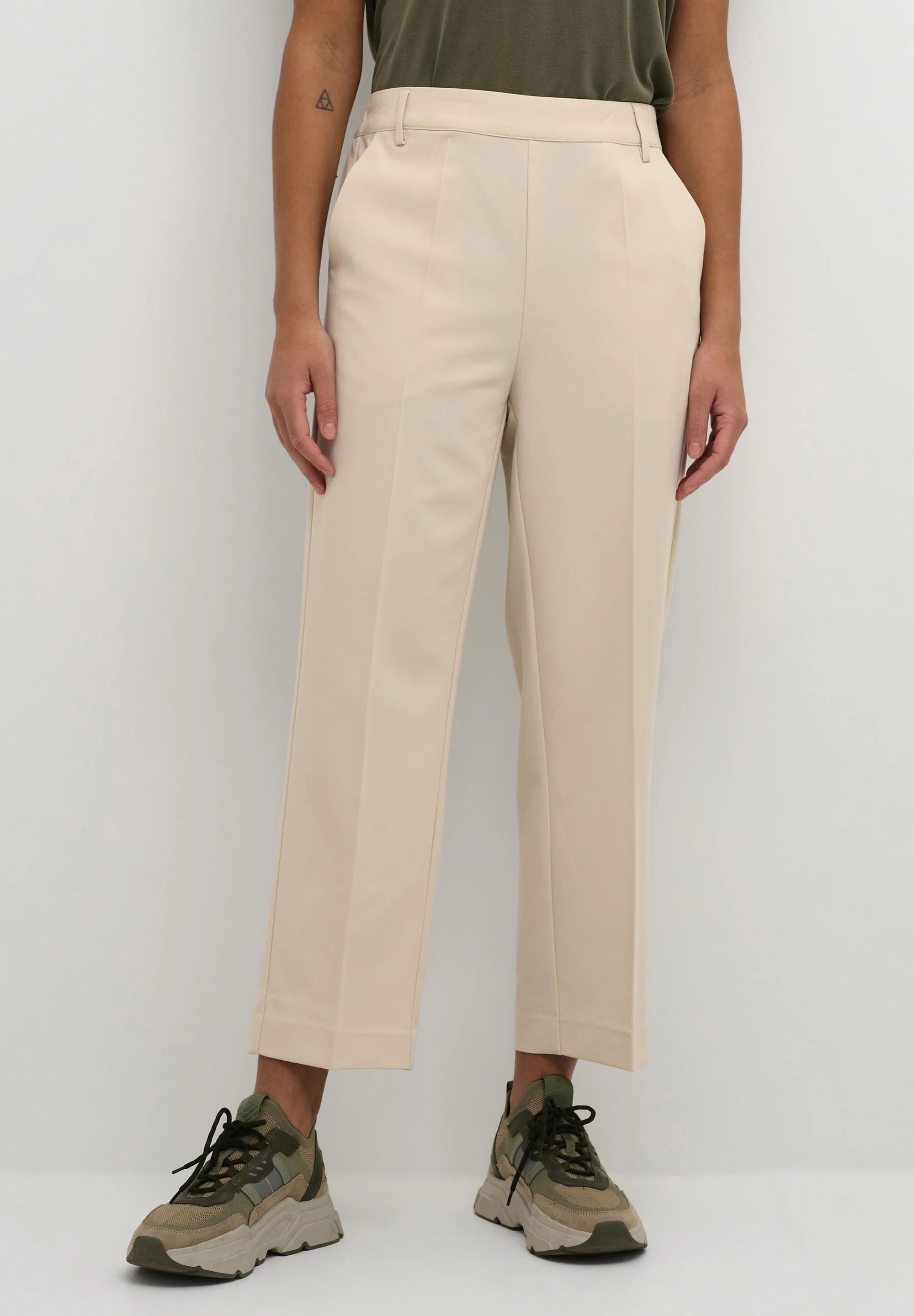 Kaffe KAsakura HW Sand Beige Cropped Tailored Trousers – Elastischer Bund Bügelfalten Seitentaschen | Damen