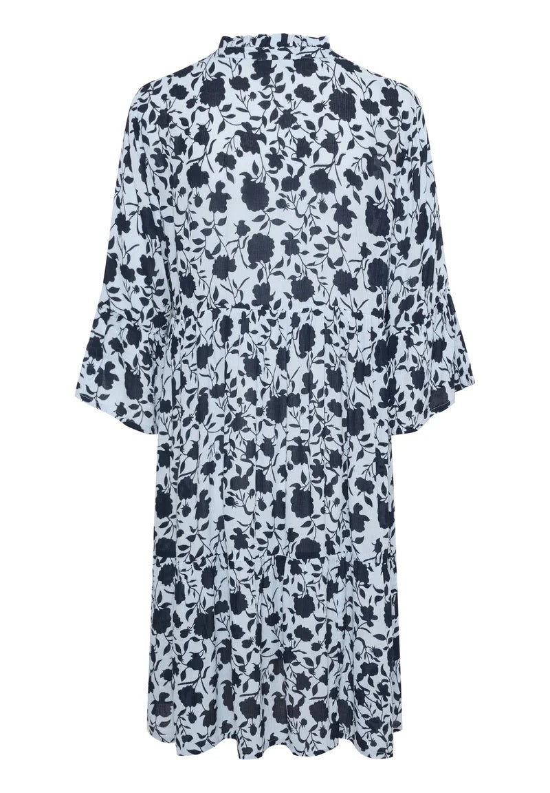 Kaffe KAisolde Midikleid mit Blumenmuster in Eisblau Navy – Rüschenkragen 3/4-Glöckchenärmel Stufenrocksaum | Damen