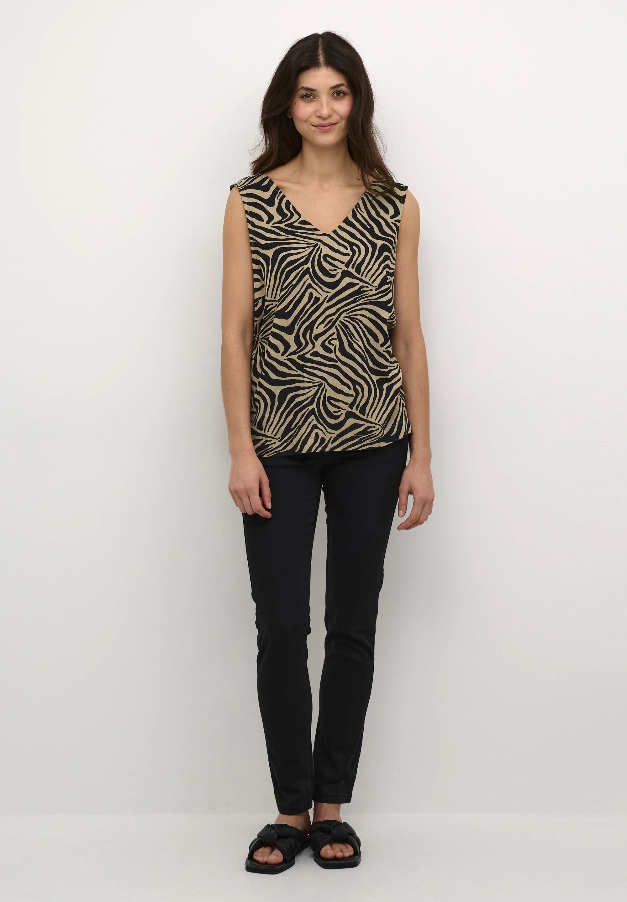 Kaffe KAmilia Sand Black Zebra Animal Print V-Ausschnitt Ärmelloses Top – Doppel-V-Ausschnitt Relaxed Fit | Damen