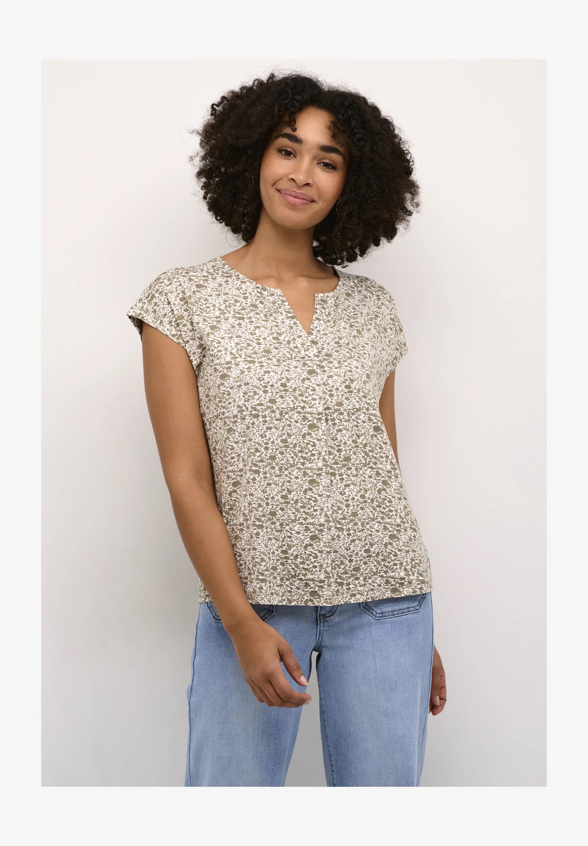 Kaffe Kamille Creme Salbeigrün Blumenmuster V-Ausschnitt T-Shirt – Kappenärmel Legerer Schnitt | Damen