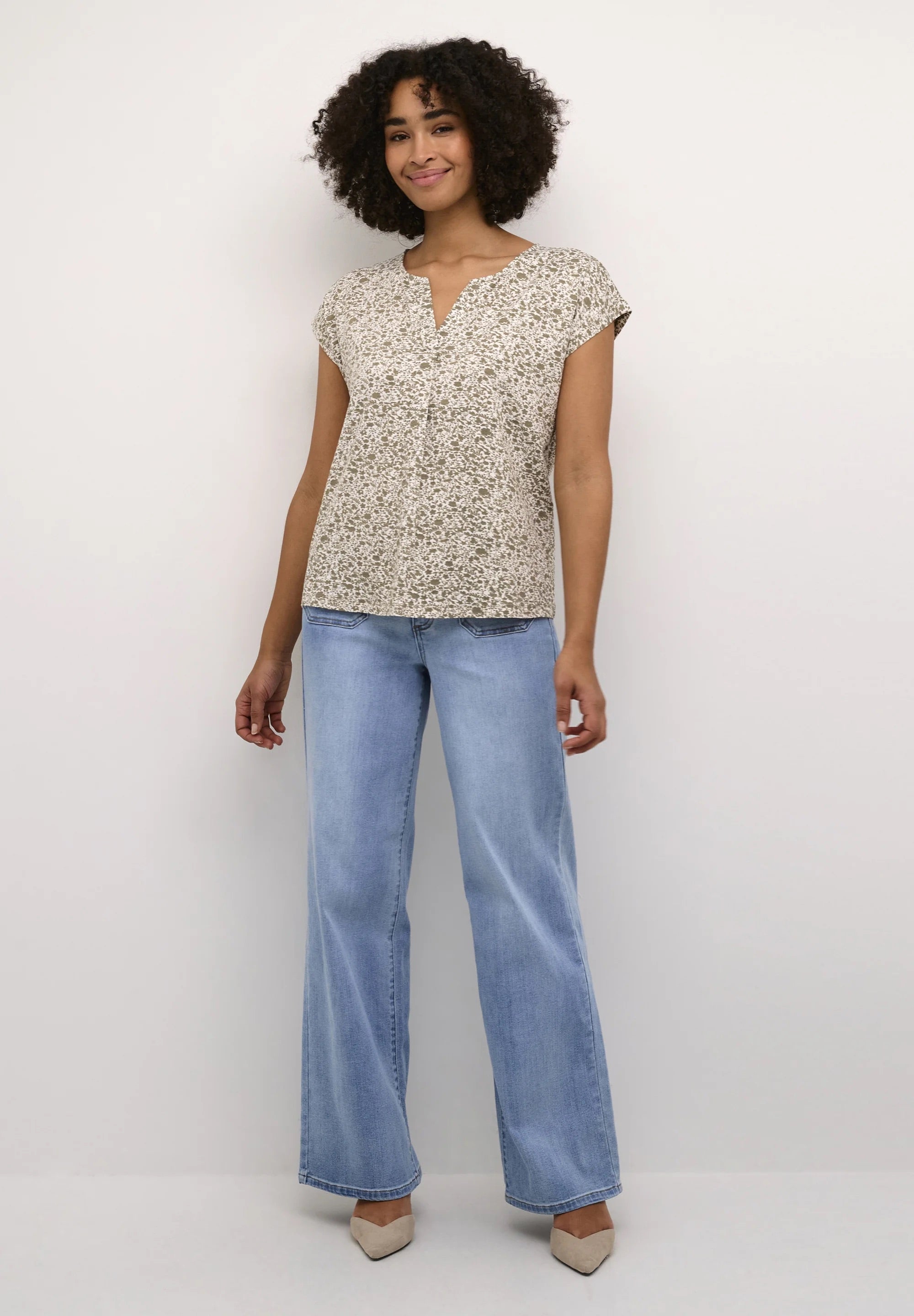 Kaffe Kamille Creme Salbeigrün Blumenmuster V-Ausschnitt T-Shirt – Kappenärmel Legerer Schnitt | Damen