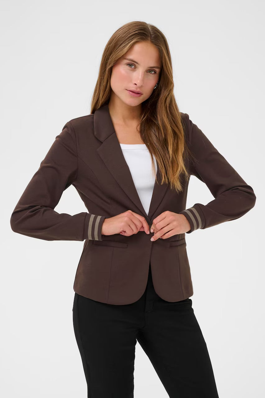 Kaffe Kinnie Mocha Brown Blazer – Ein-Knopf-Blazer mit gestreiften Strickbündchen, tailliert | Damen