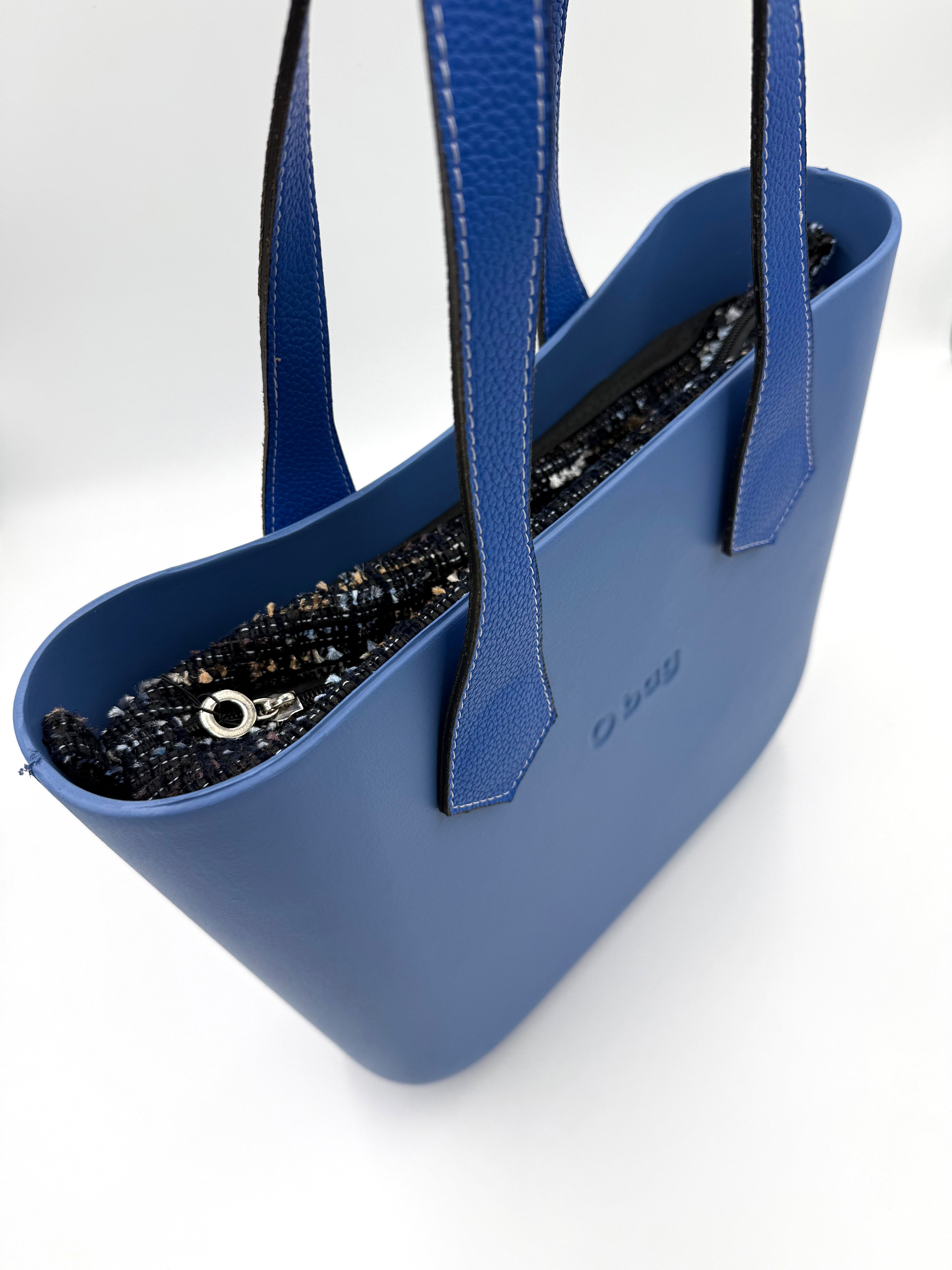 O bag Mini – blaue Handtasche mit tweedartigem Reißverschluss-Innenfutter