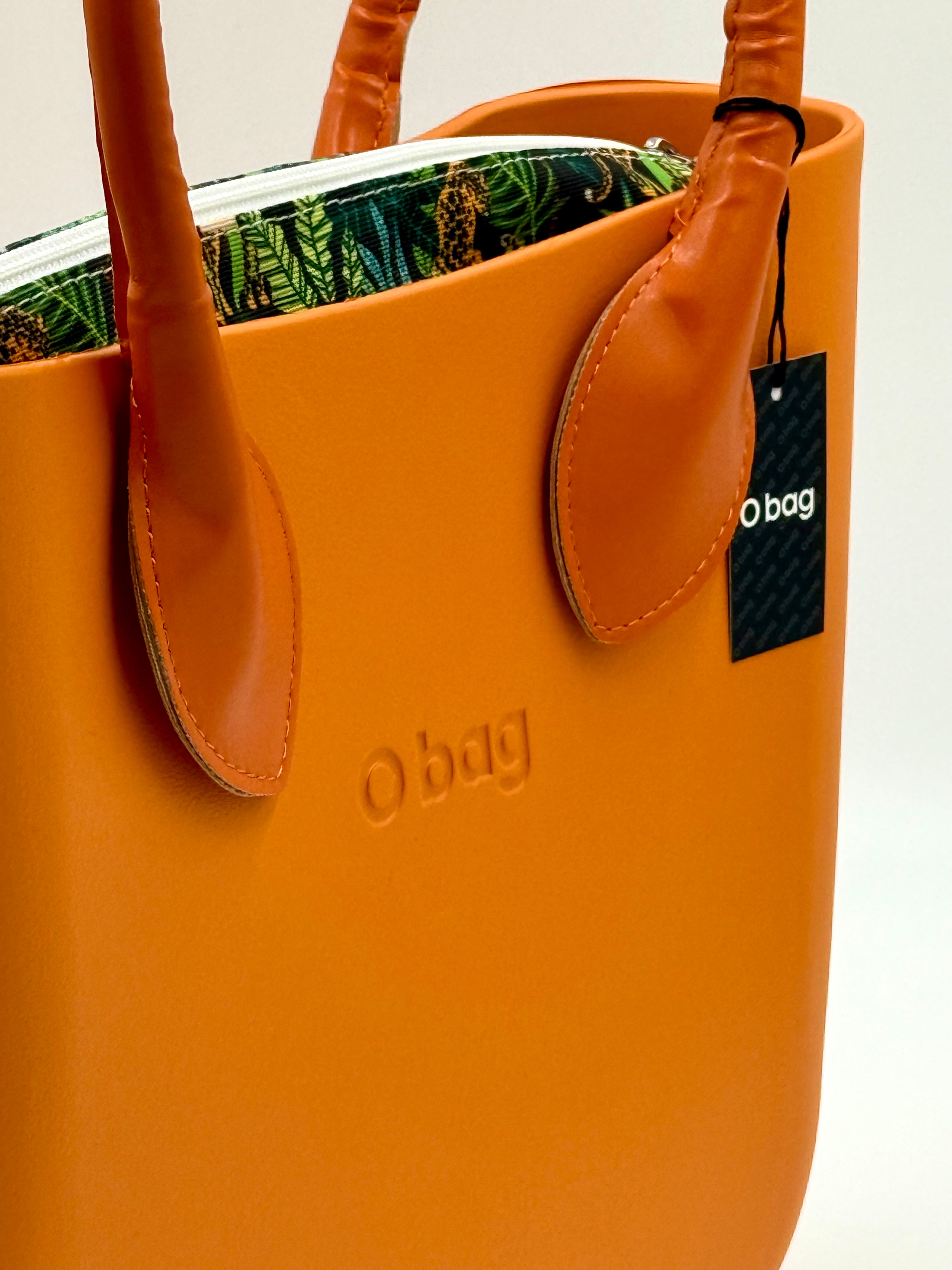 O bag Mini – karamellfarbene Handtasche mit Dschungel-Muster-Innentasche