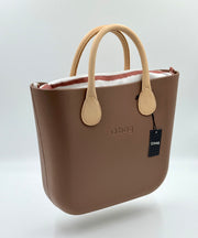 O bag Mini – Handtasche in Taupe (Greige) mit cremefarbenen Griffen und gestreiftem, zipbarem Inneneinsatz