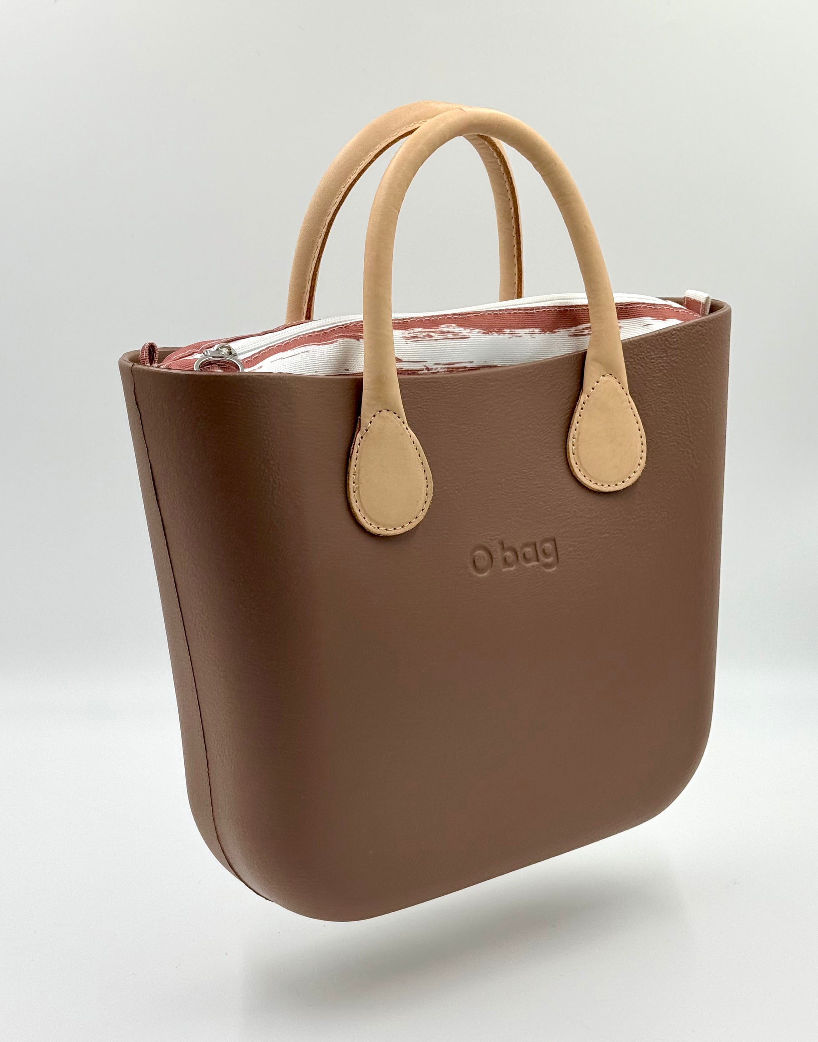 O bag Mini – Handtasche in Taupe (Greige) mit cremefarbenen Griffen und gestreiftem, zipbarem Inneneinsatz