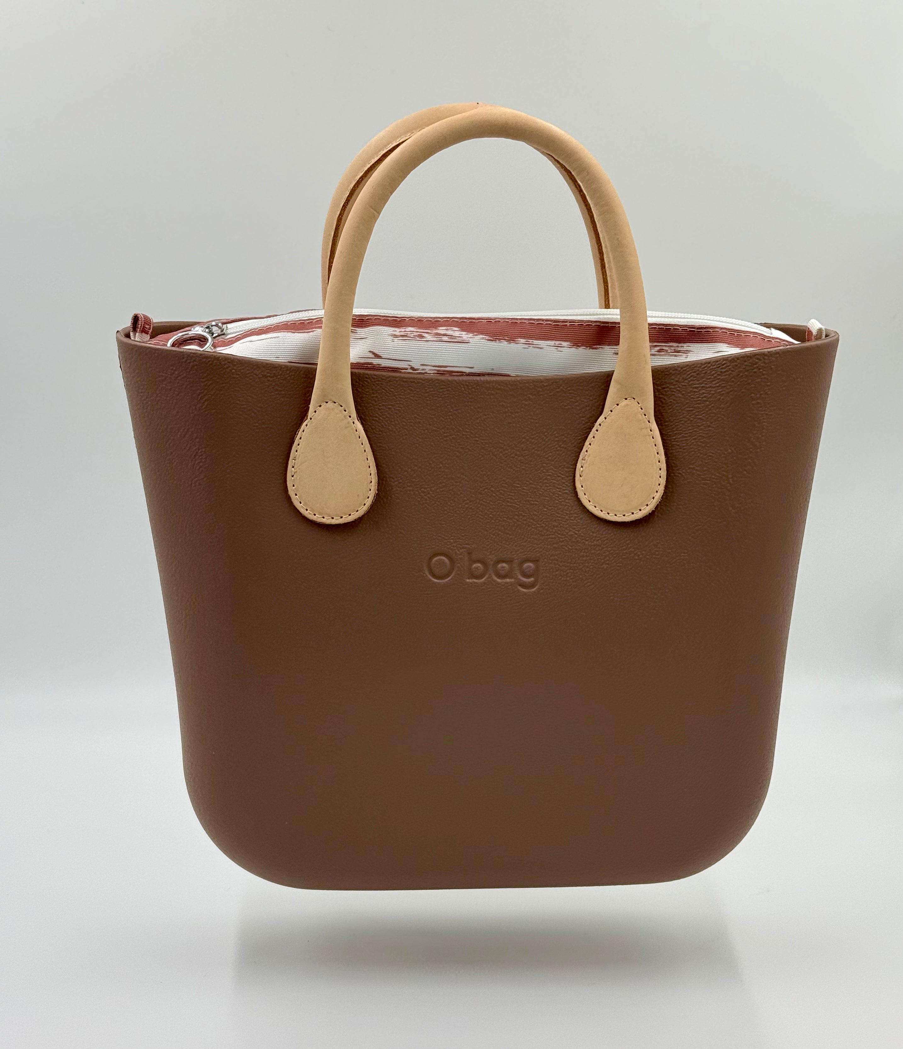 O bag Mini – Handtasche in Taupe (Greige) mit cremefarbenen Griffen und gestreiftem, zipbarem Inneneinsatz