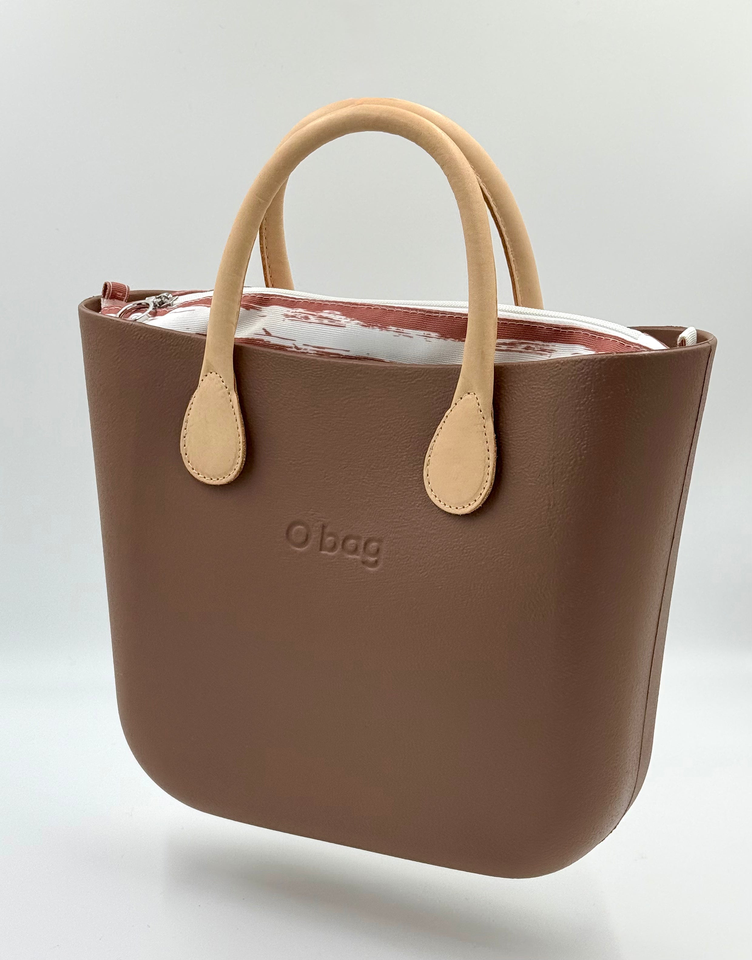 O bag Mini – Handtasche in Taupe (Greige) mit cremefarbenen Griffen und gestreiftem, zipbarem Inneneinsatz