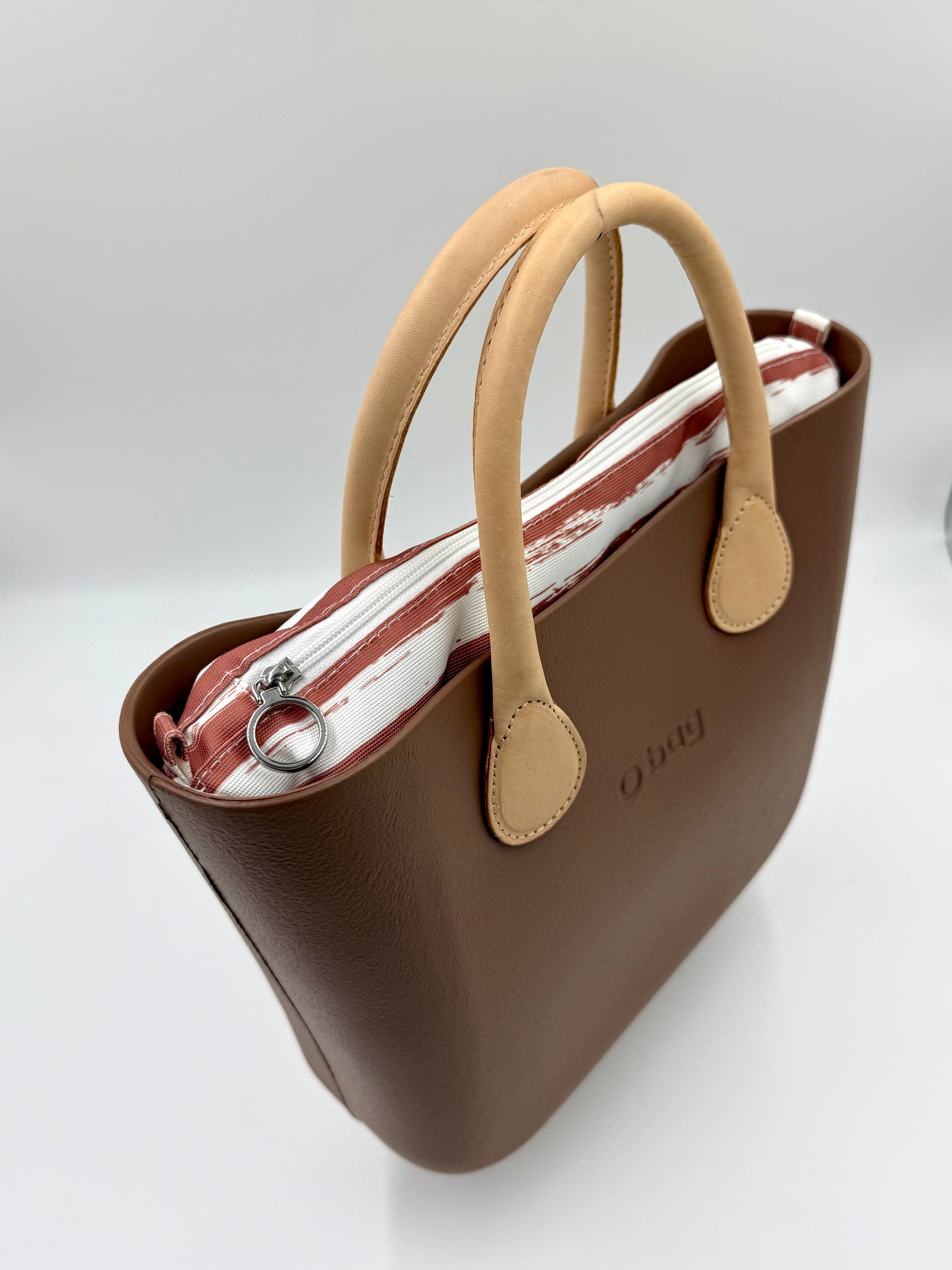 O bag Mini – Handtasche in Taupe (Greige) mit cremefarbenen Griffen und gestreiftem, zipbarem Inneneinsatz