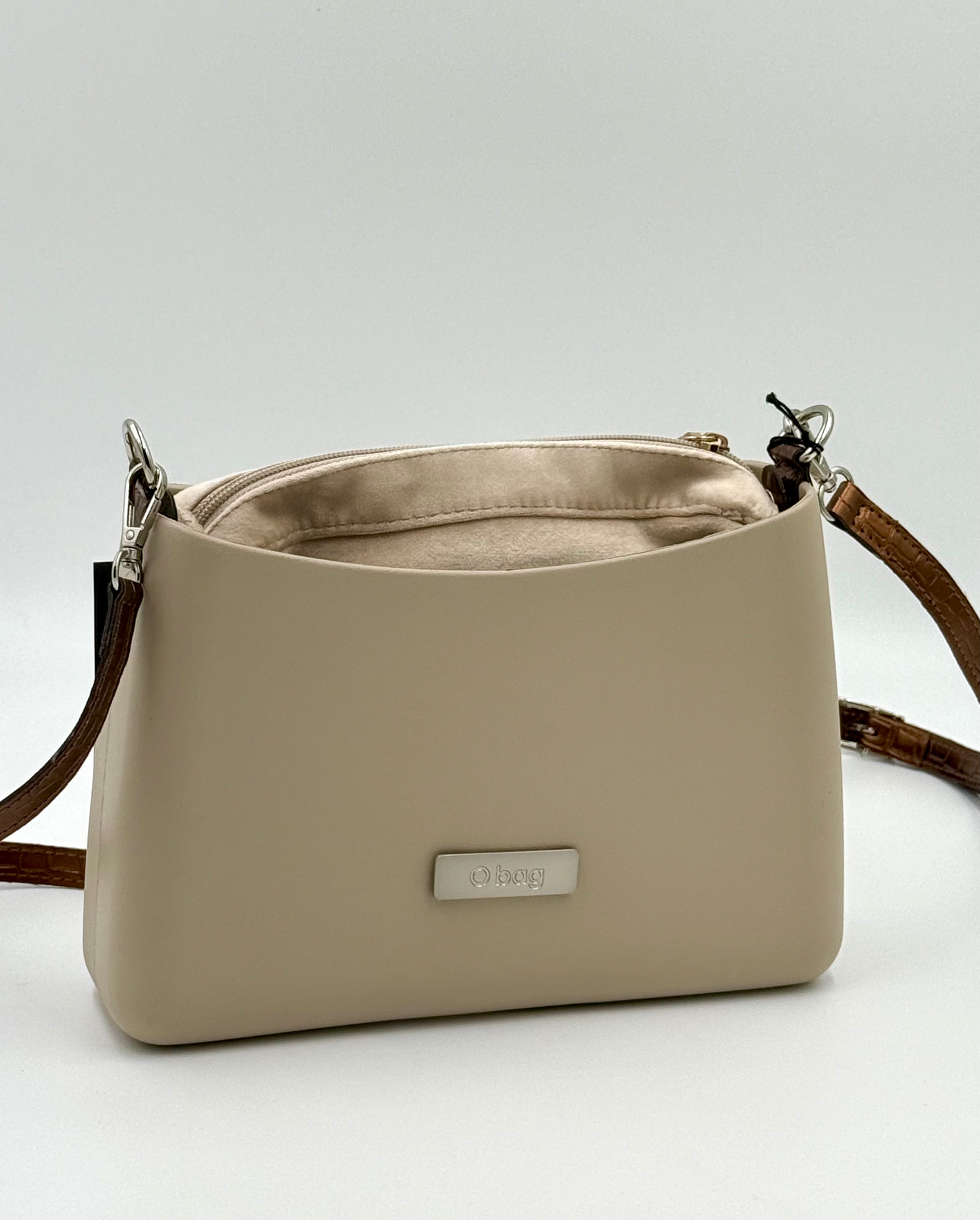 O bag Glam – Beige, mit einfarbigem Innenfutter in Wildlederoptik