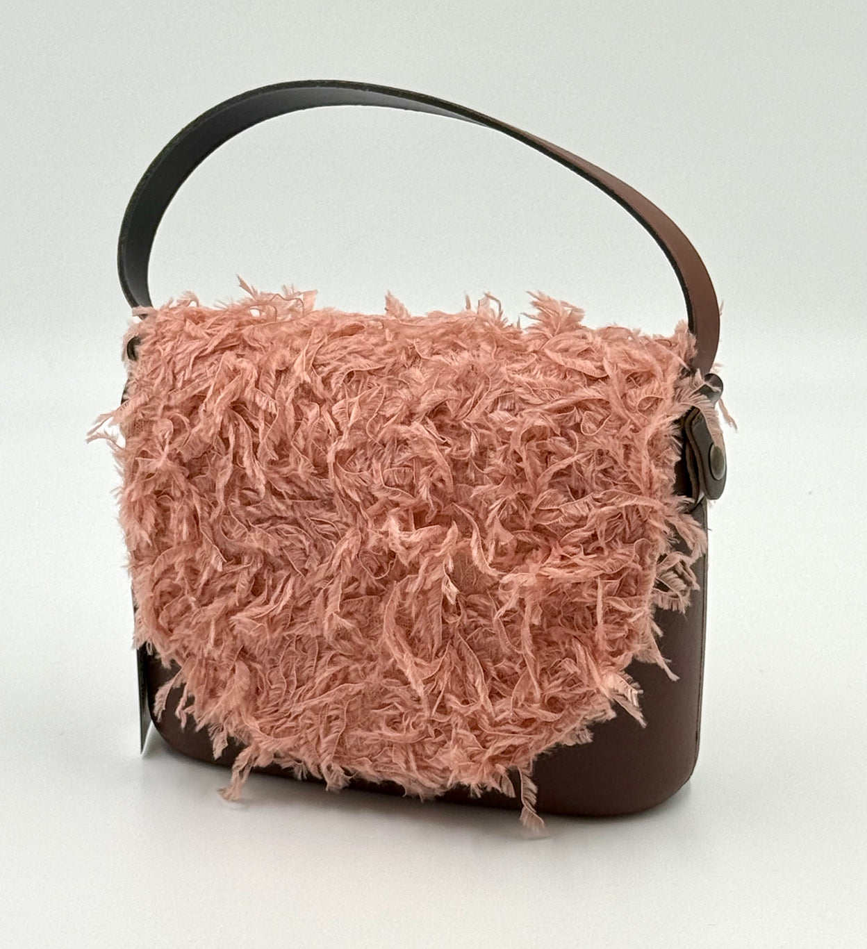 Obag, O Pocket – (taupe) púderrózsaszín műszőrme fedlappal, kézi fogóval és vállpánttal