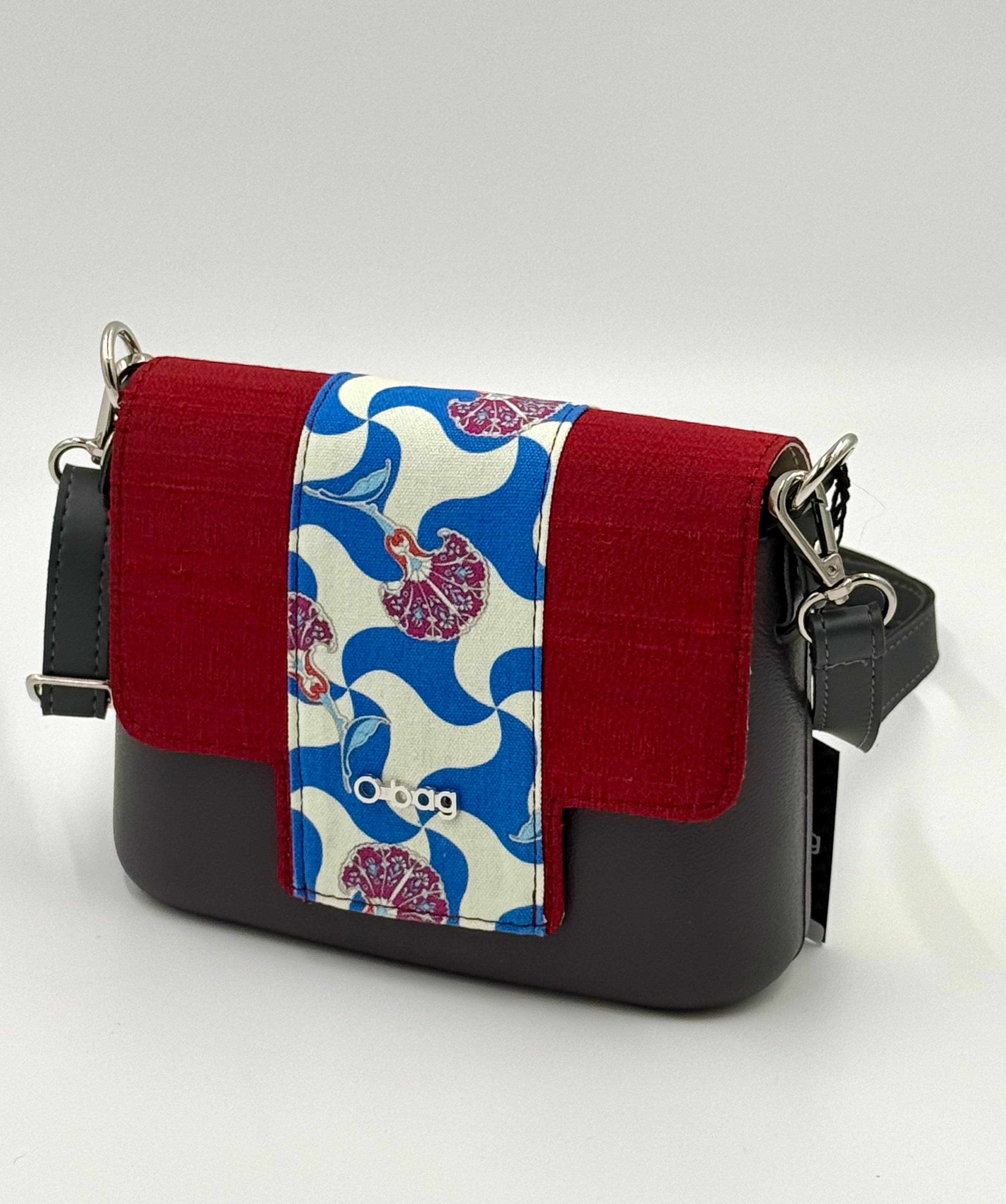 O bag – O pocket Crossbody-Tasche (Grau, mit bordeauxfarben gemusterter Klappe)