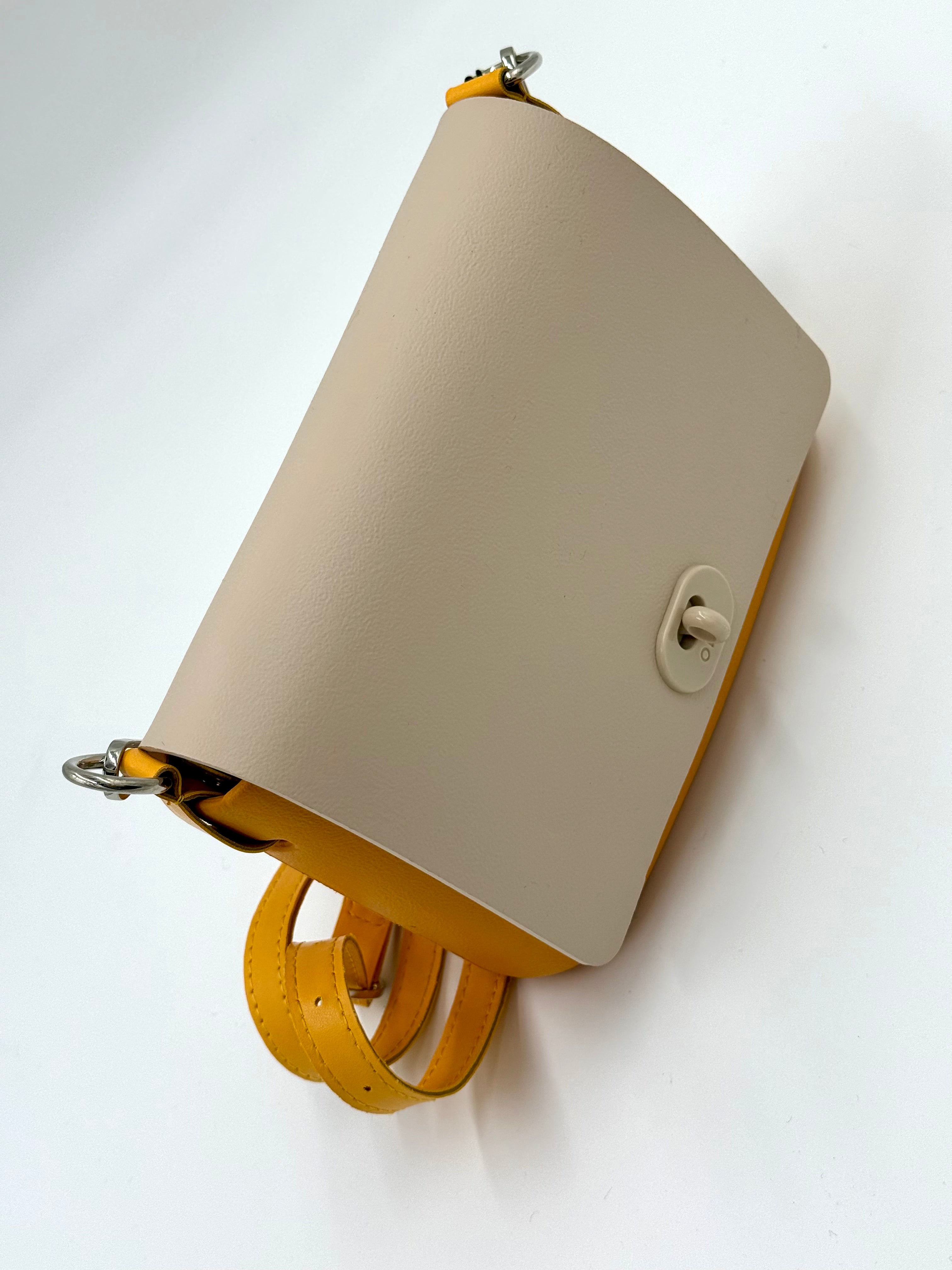 O bag Pocket Mini-Tasche – gelber Taschenkörper, offwhite Klappe, Drehverschluss, gelber Riemen