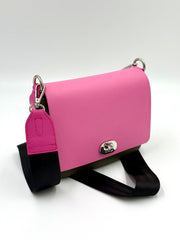 O bag Mini Crossbody (im O Pocket Stil) – khakifarbener Taschenkörper, puderrosa Klappe, Drehverschluss